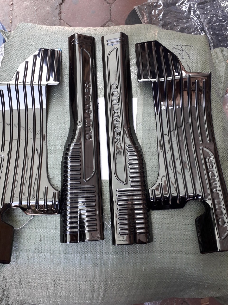 Ốp bậc trong TITAN xe Mitsubishi Outlander 2018-2021.