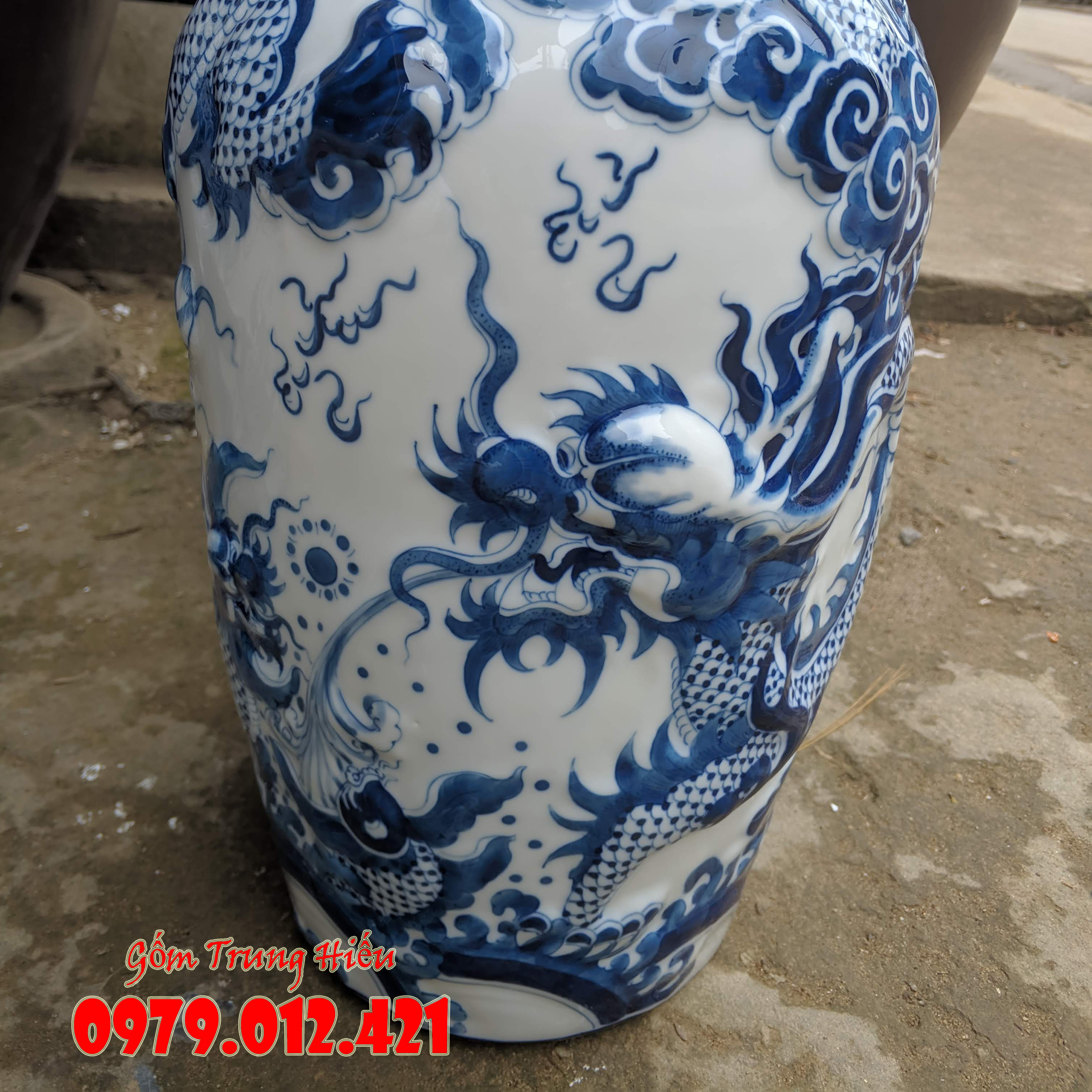 Đôi lộc bình Bát Tràng men lam đắp nổi cao 37cm
