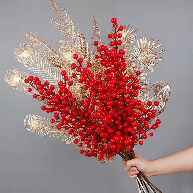 Cành đào đông đỏ chery may mắn trang trí tết màu sắc tươi kết hợp với hoa làm cho bình hoa tết trong nhà thật đặc biệt