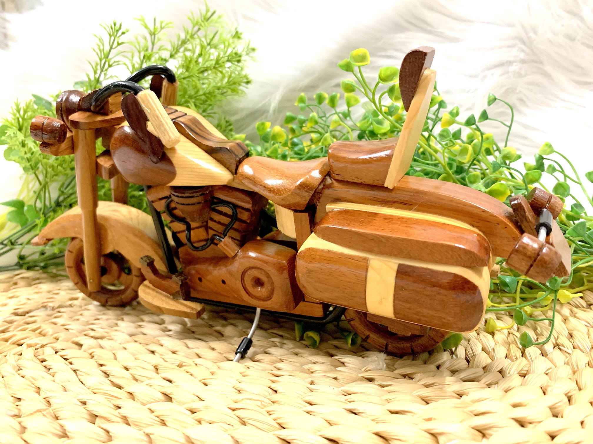 Mô Hình Xe Môtô Harley Davidson bằng Gỗ Gõ (Hình Thật)