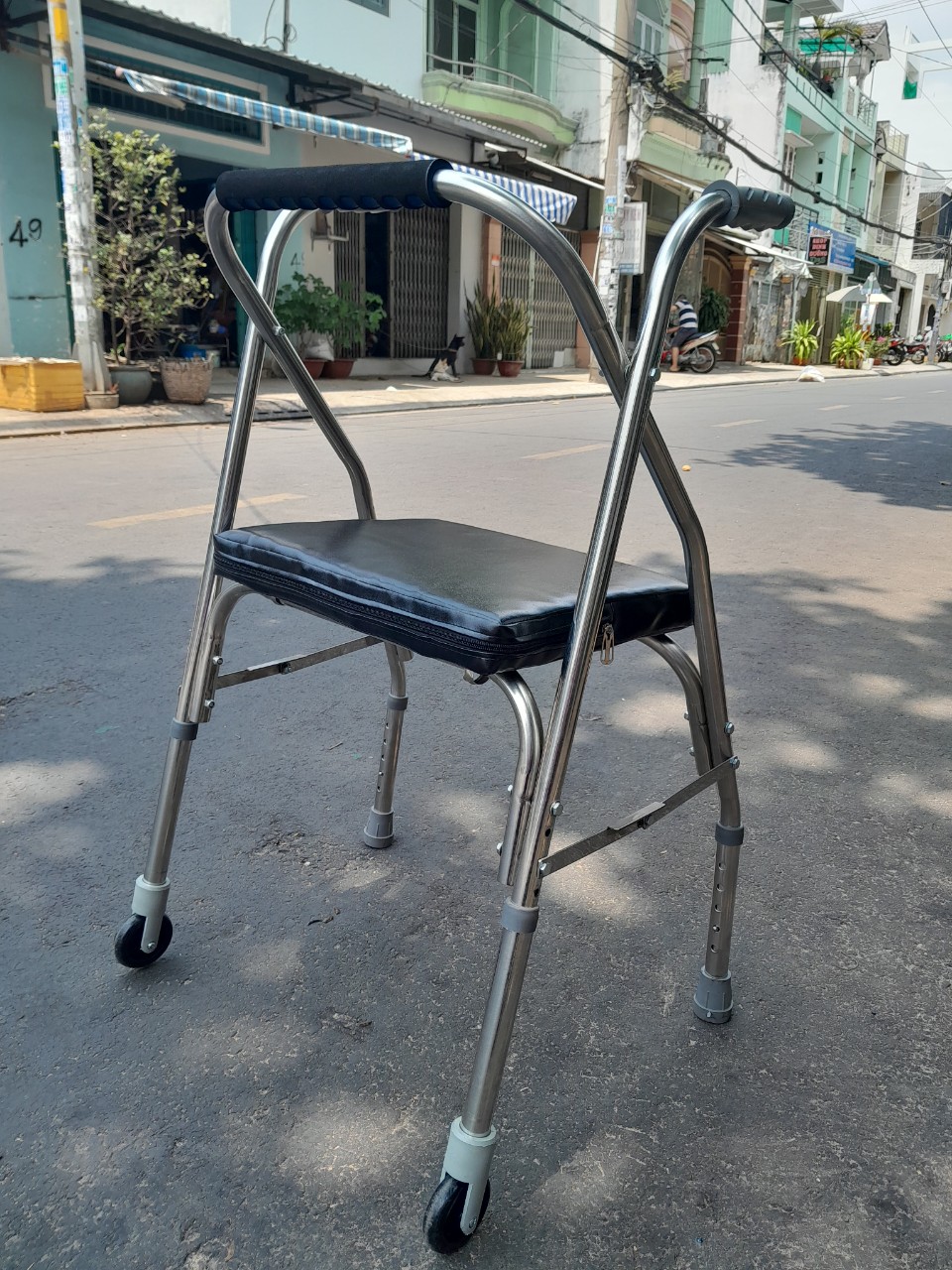 Khung tập đi có ghế ngồi