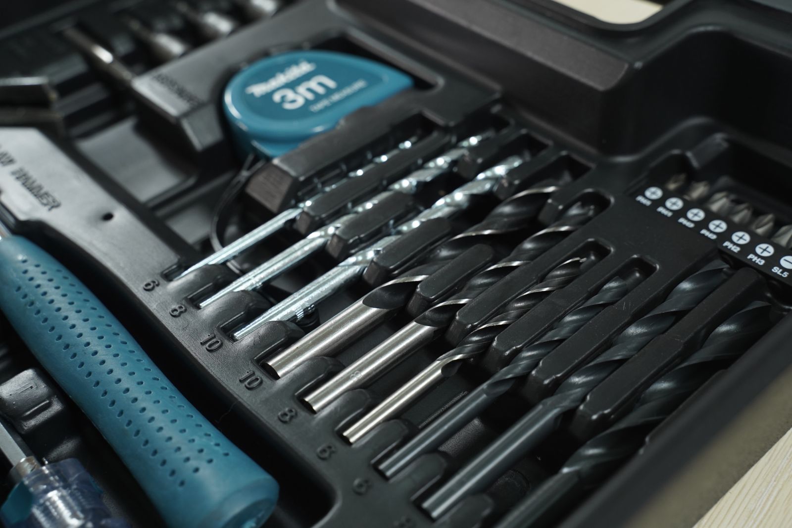 Máy khoan búa 13mm Makita M8100KX2B (kèm phụ kiện 26 món)