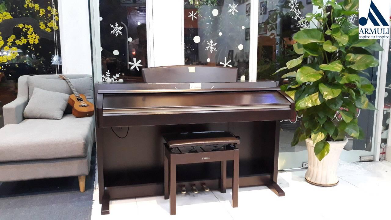 Đàn Piano Điện Yamaha CLP-240R.