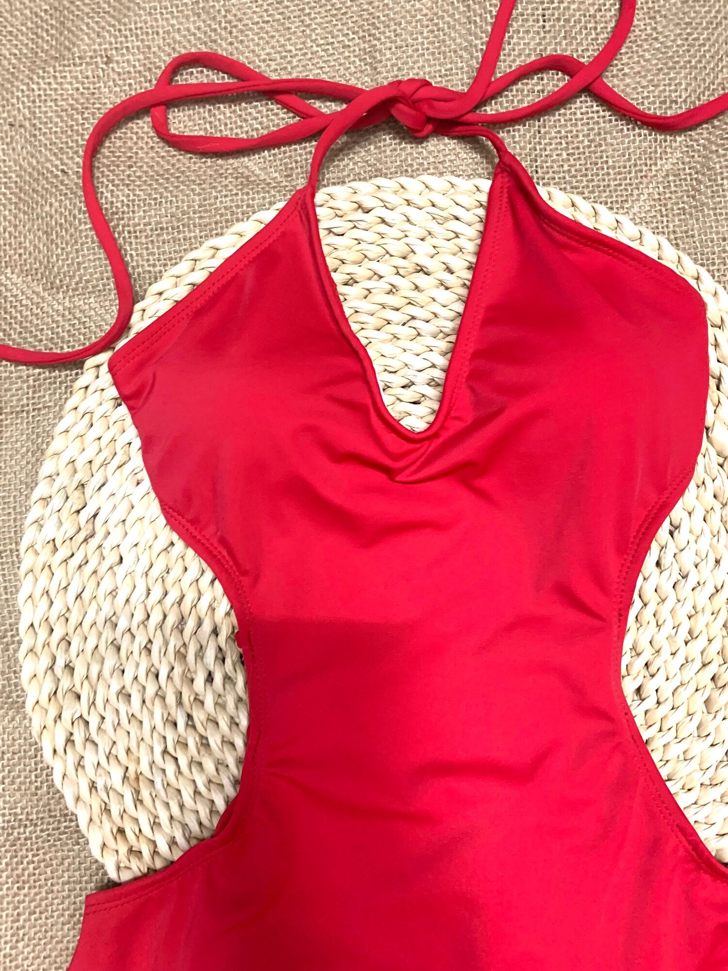Bikini màu đỏ khoét eo dễ thương.