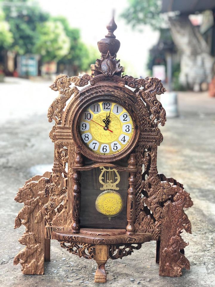 Đồng hồ để bàn gỗ mun đuôi công (kt 73x47x 15cm)