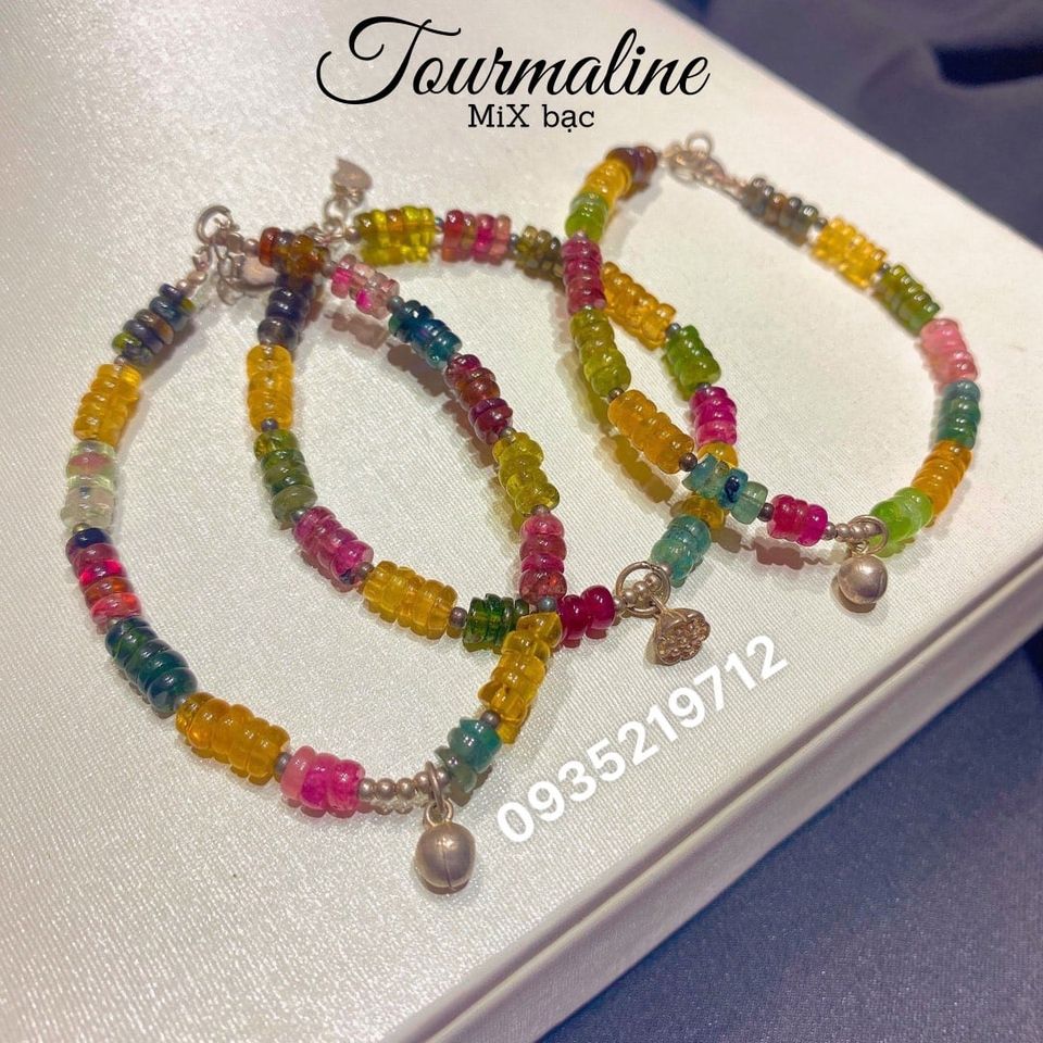 VÒNG TAY TOURMALINE  là  một viên đá quý vô cùng huyền diệu, nó không chỉ đơn thuần dùng để làm đẹp mà chúng còn mang ý nghĩa phong thủy, với thiết kế đơn giản phù hợp cho mọi lứa tuổi , đặc biệt là phái đẹp.