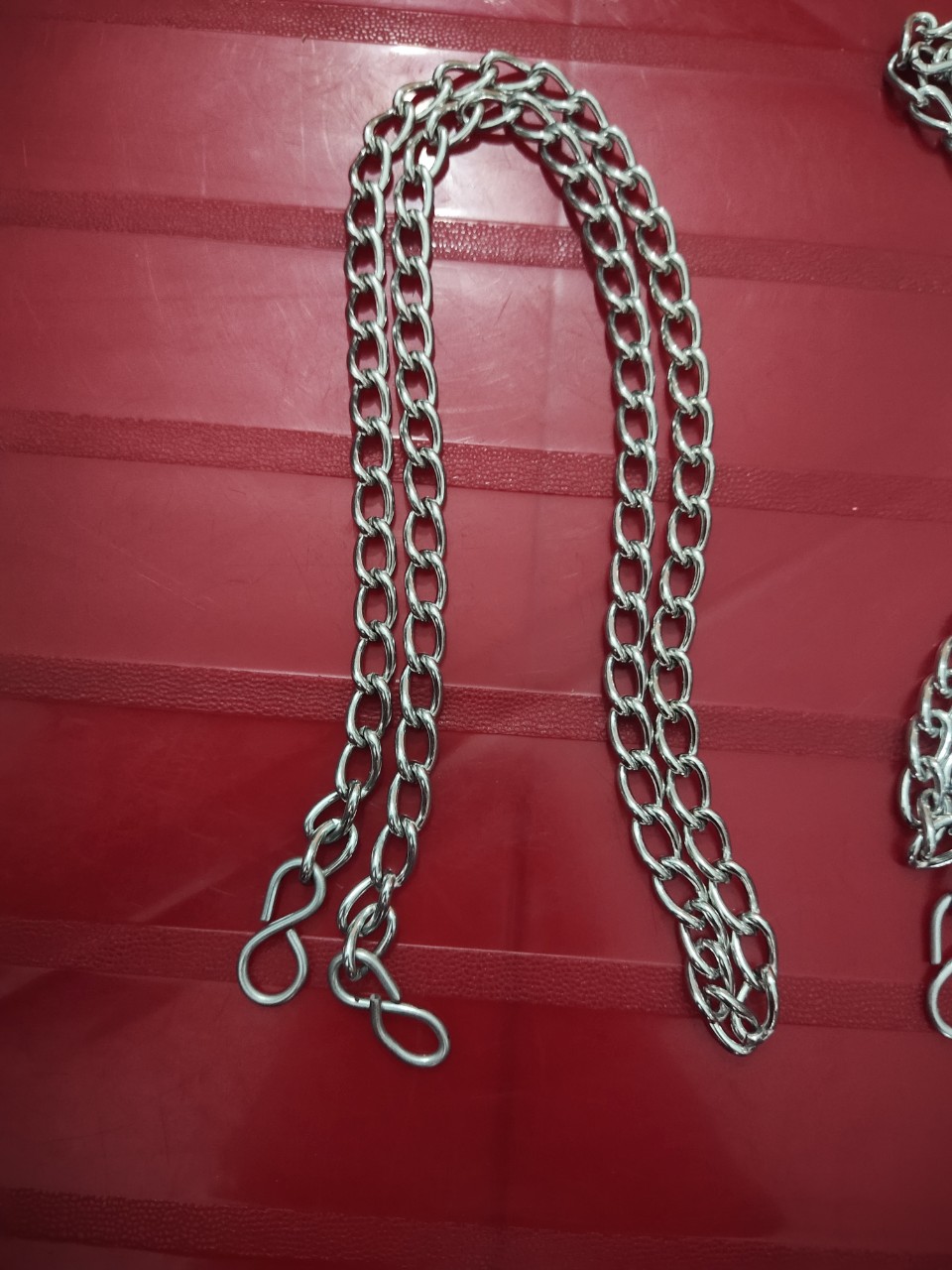 1 sợi dây xích nhấc chân vịt vắt sổ