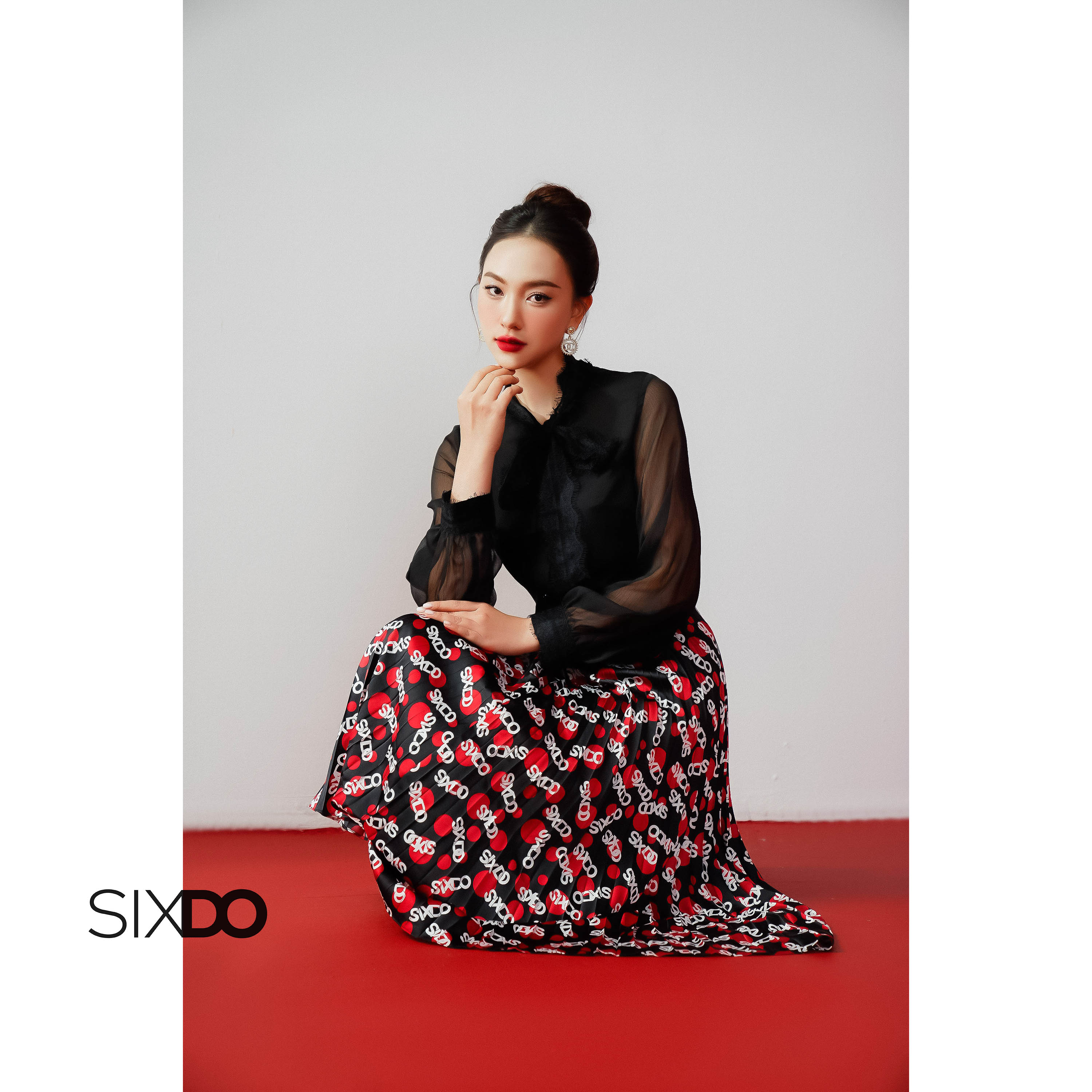 Chân váy lụa chấm bi xếp ly phối chữ SIXDO (Black Pleated Midi Silk Skirt)