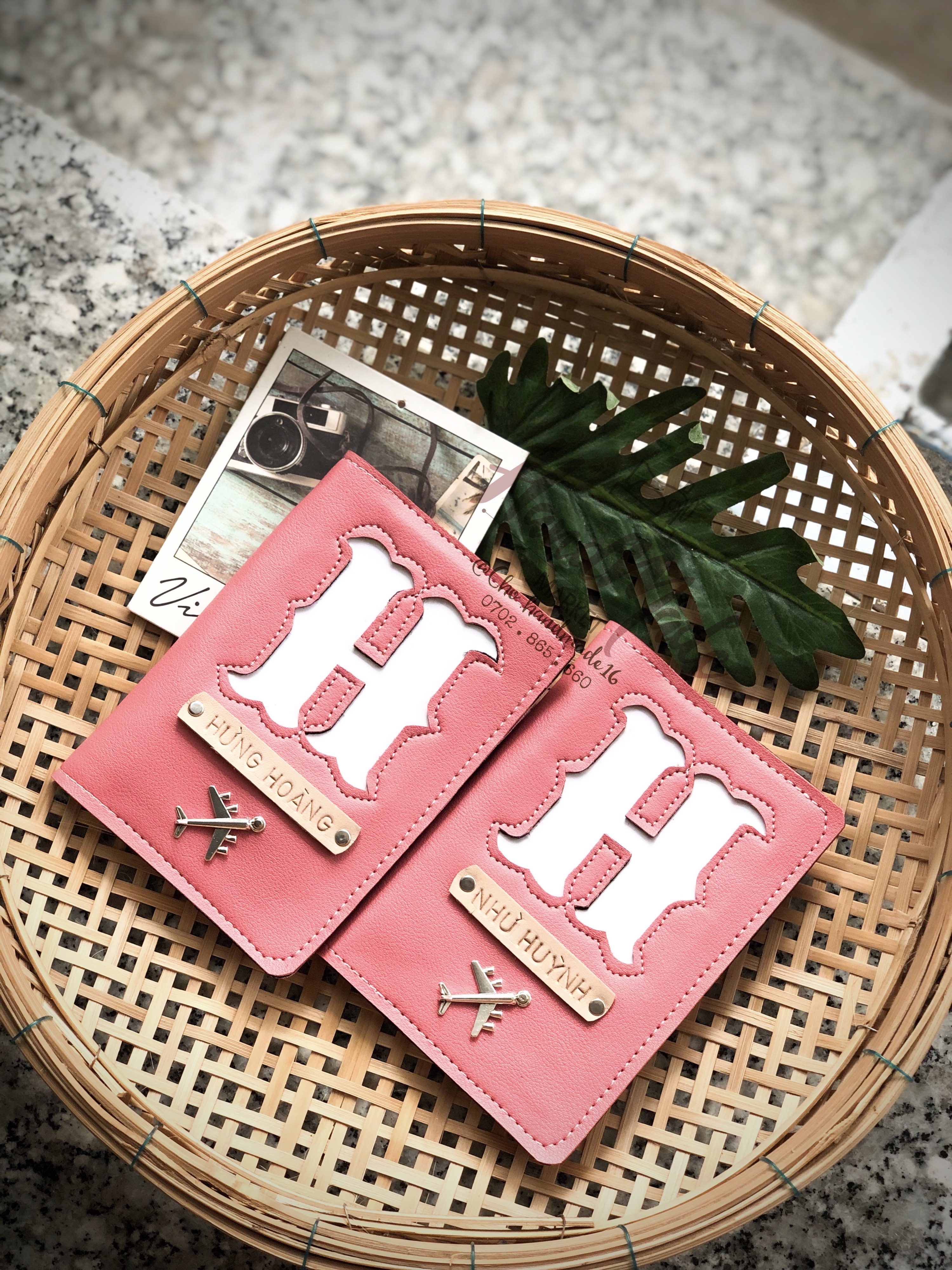 Vỏ hộ chiếu may chữ cái-bao hộ chiếu khắc tên chủ nhân- bọc