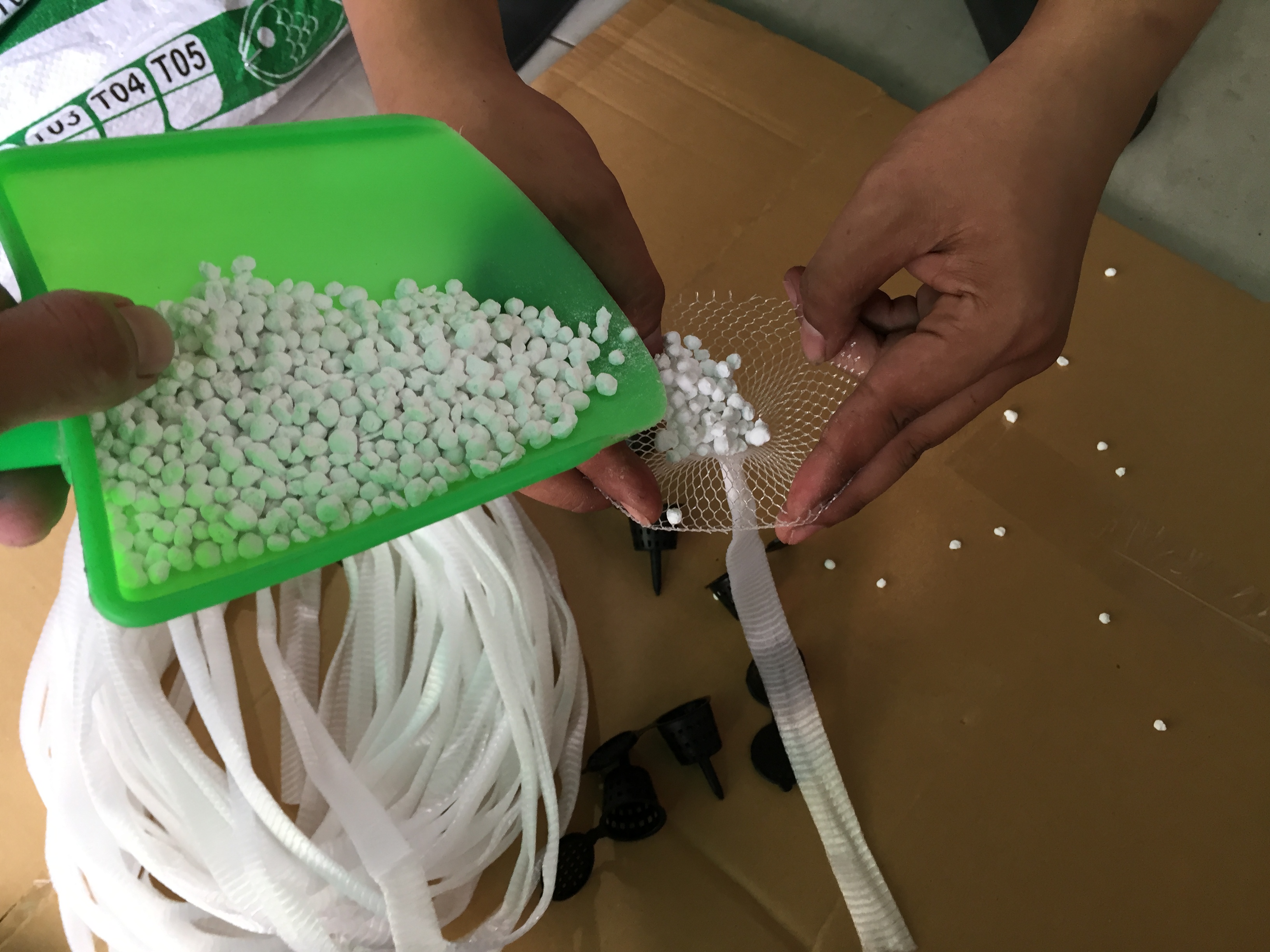 [HCM]Túi lưới đựng phân tan chậm và bao nụ hoa 2cm. (Bó 05kg)