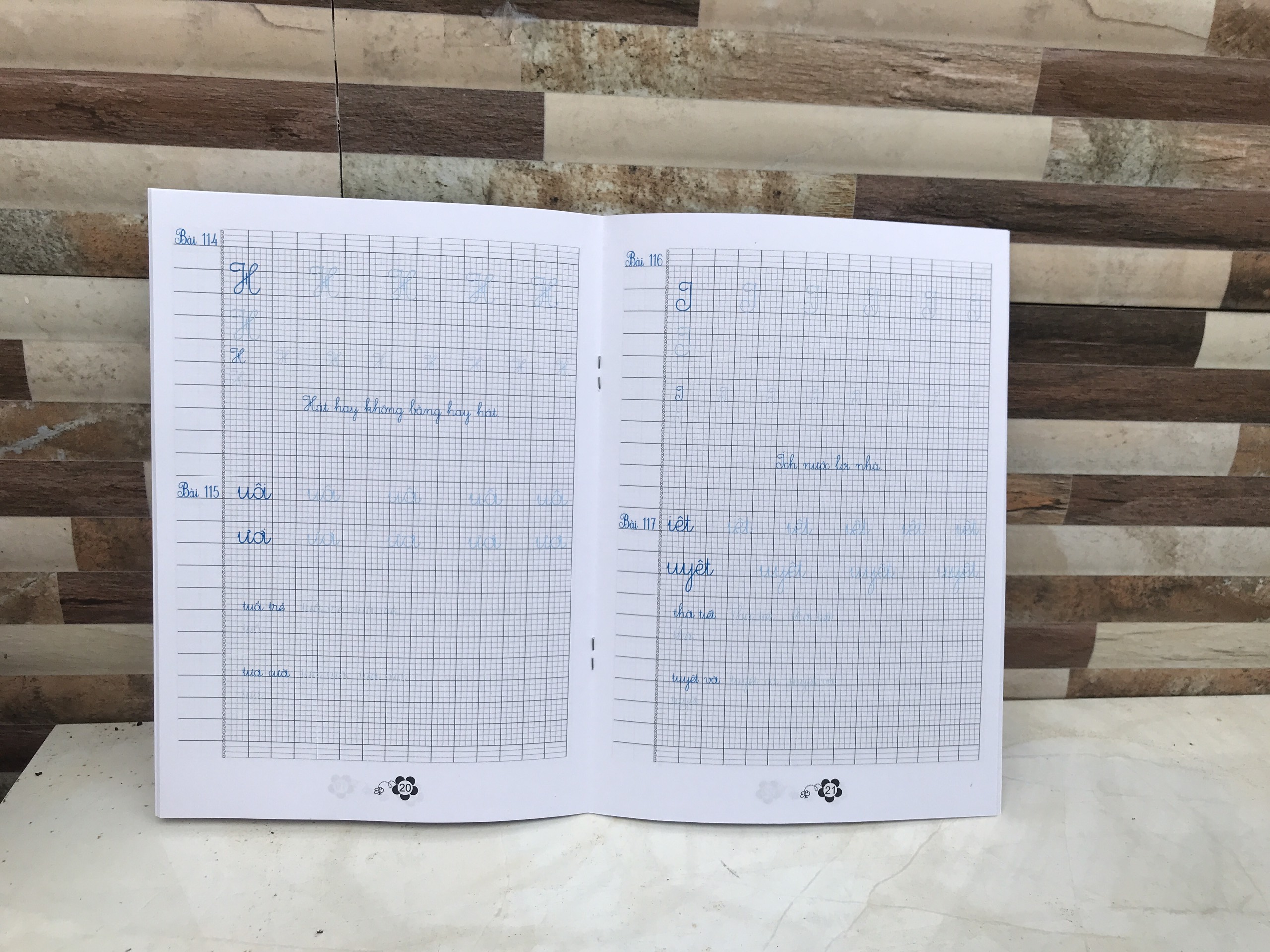 VỞ LUYỆN VIẾT CHỮ ĐẸP