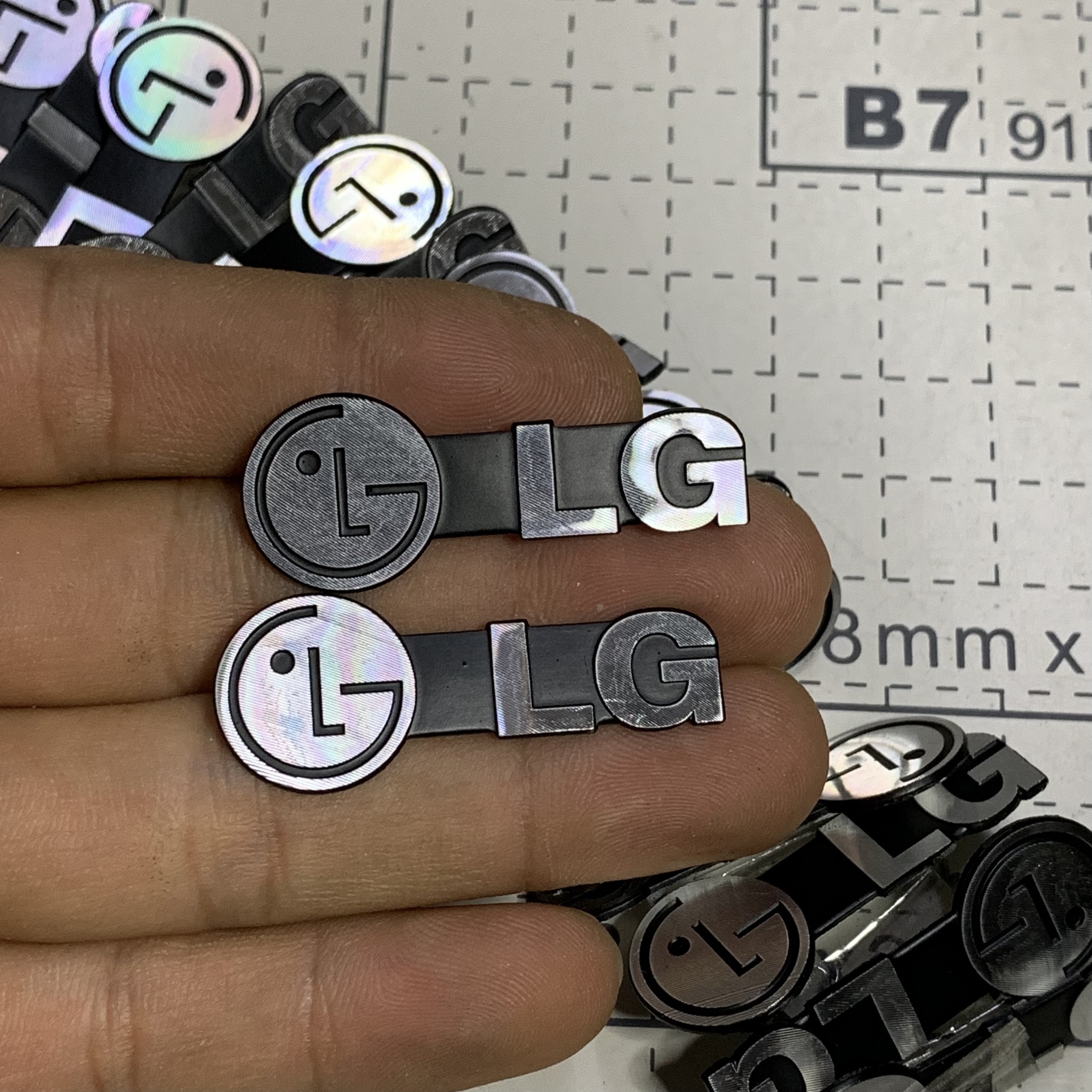 Tem/logo LG nhôm, giá 1 chiếc.