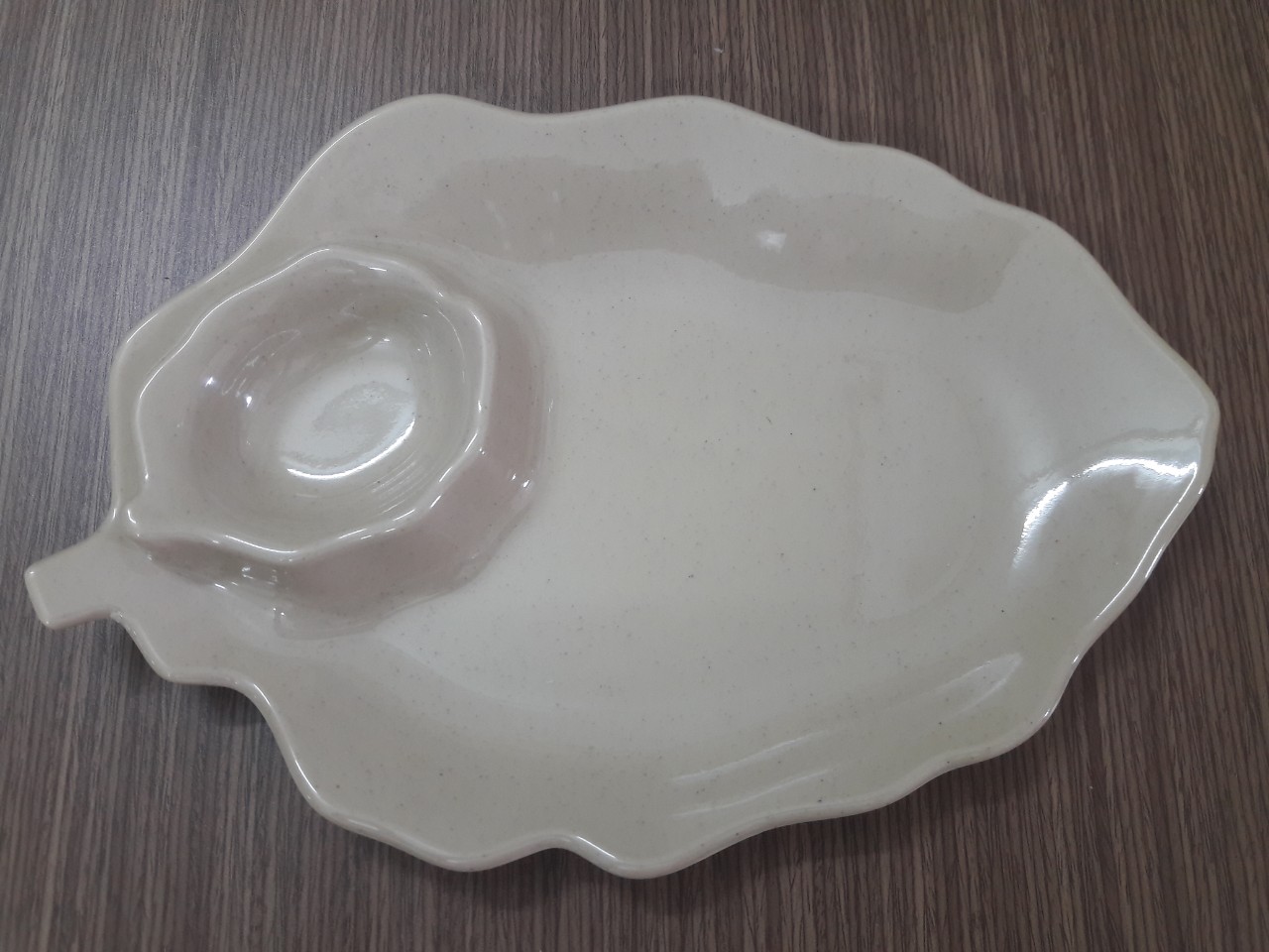 DĨA CHIẾC LÁ KÈM CHÉN CHẤM (màu ngẫu nhiên)