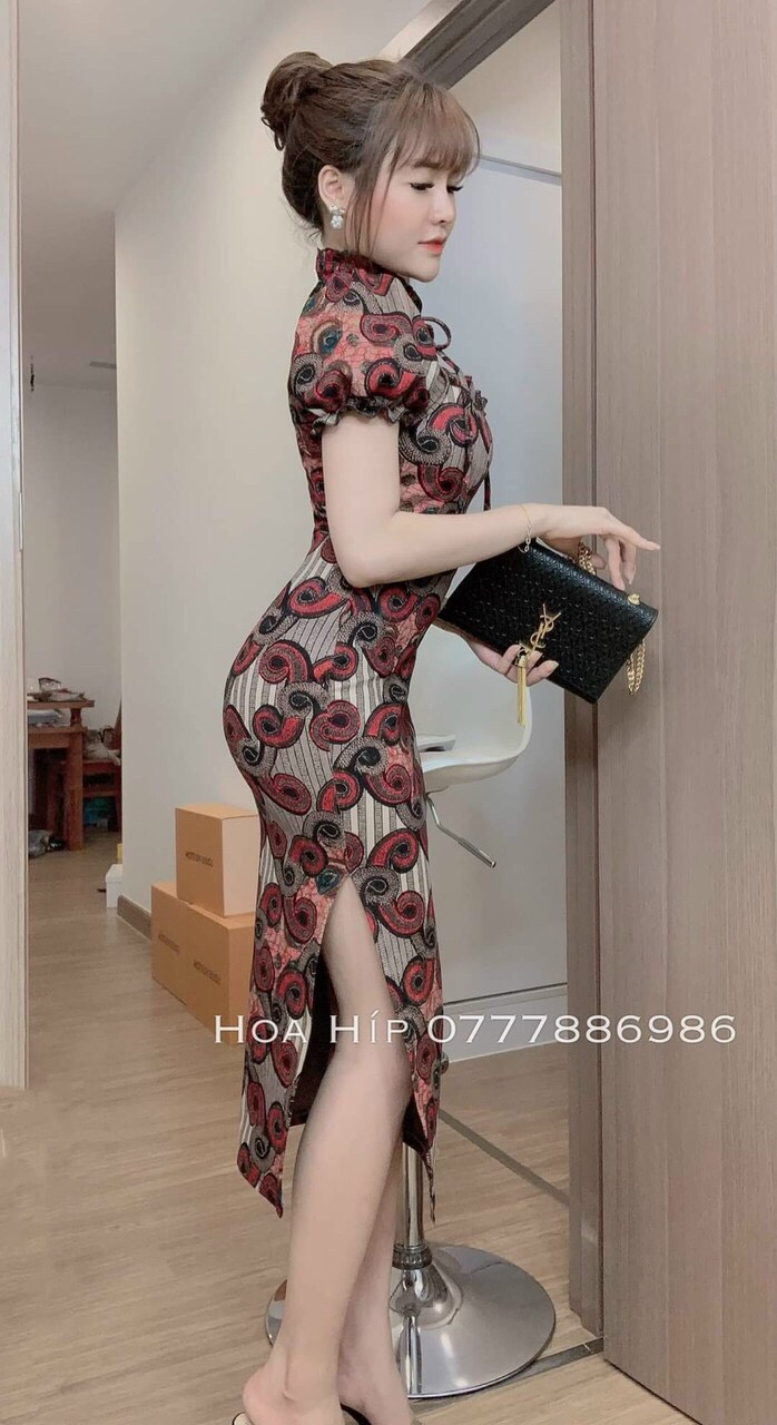 Đầm body cổ tàu tay ngắn hở ngực xẻ tà sang trọng