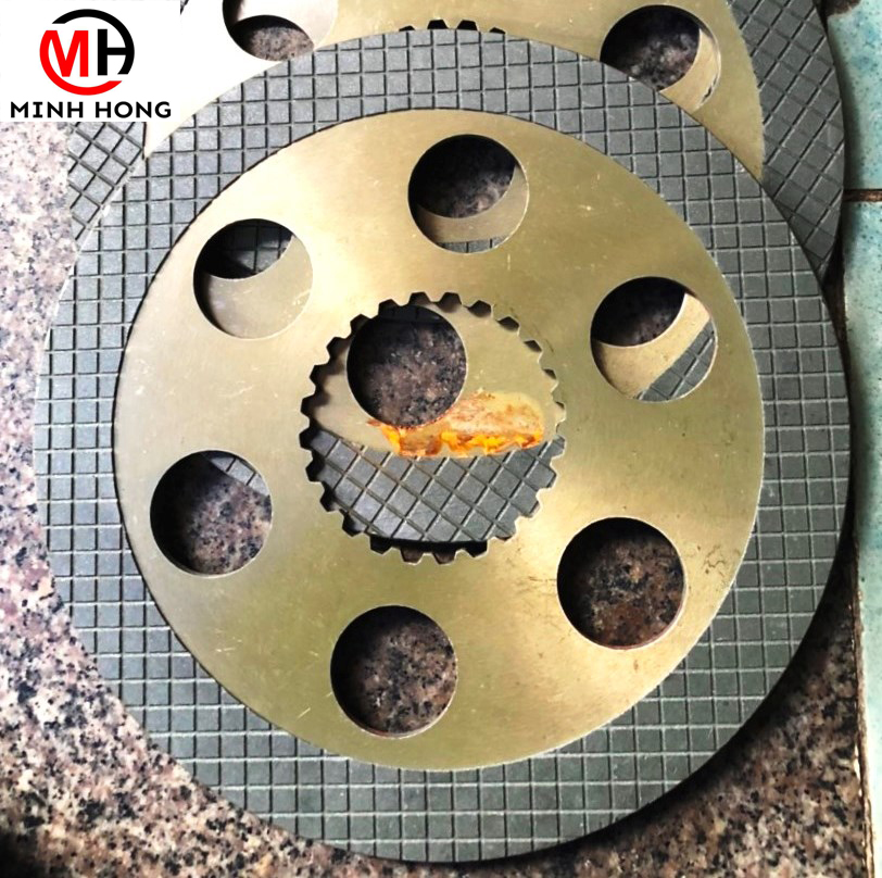 Lá bố thắng ( lá phanh) máy cày HINO E324 (24 răng x 200mm)