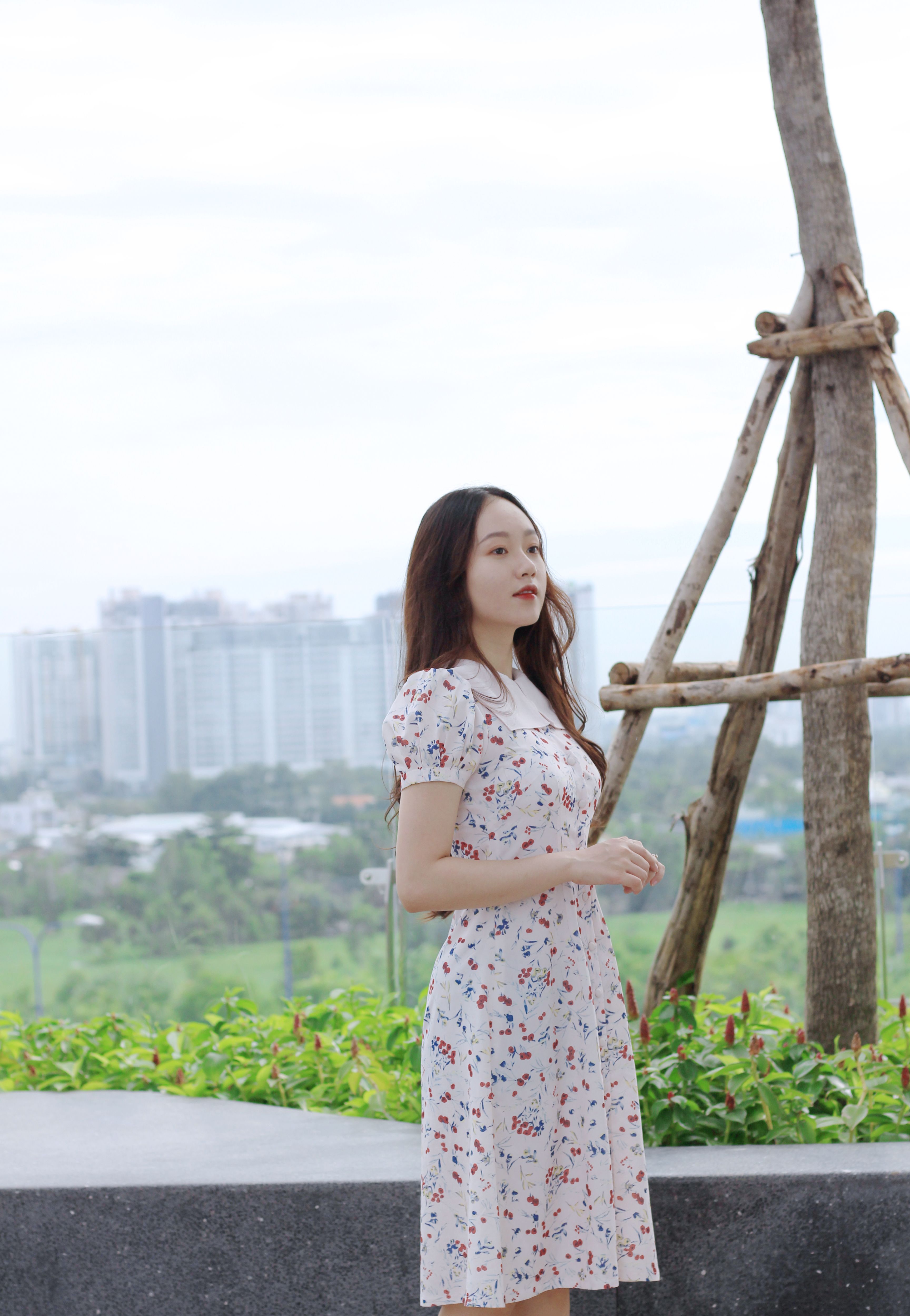 Đầm lụa cổ vuông hàng nút trước tôn dáng