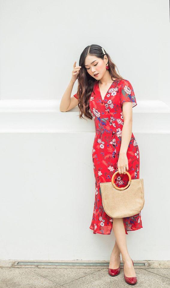 Váy hoa đỏ có cúc dáng dài - GBeauty