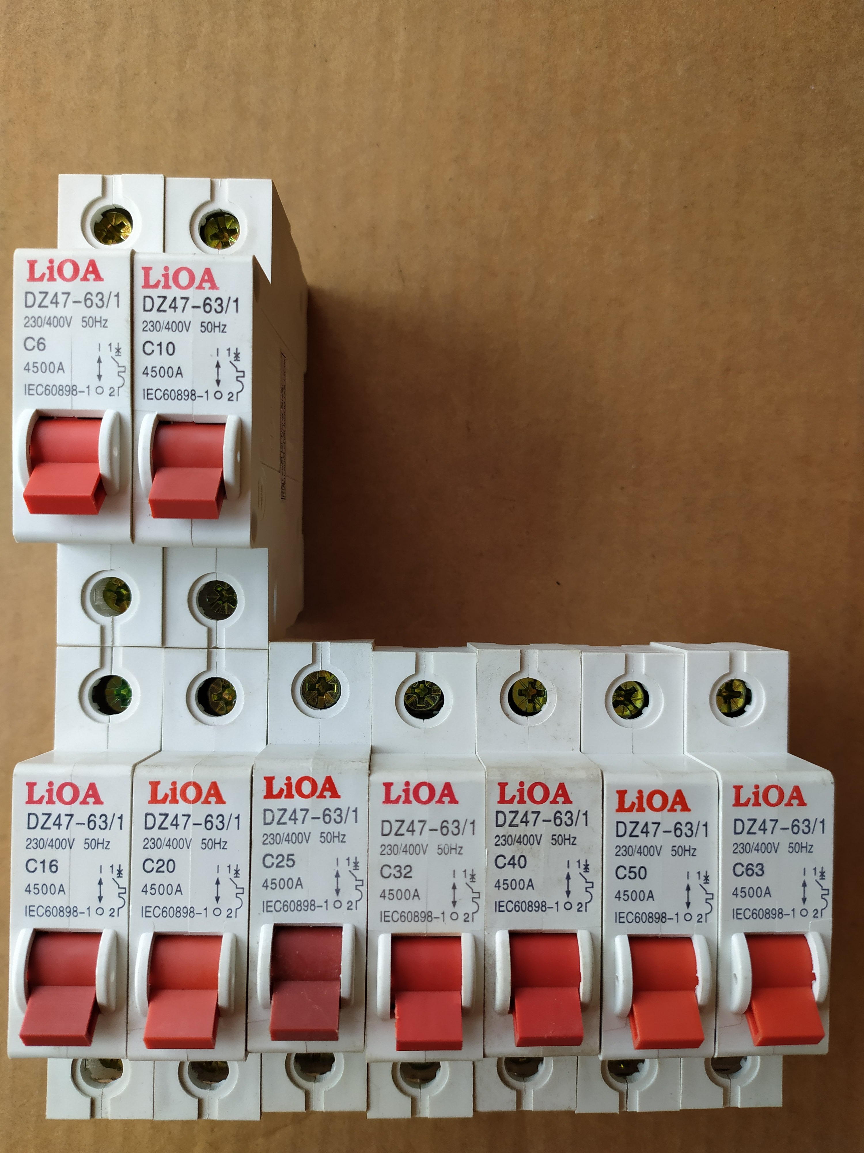ATTOMAT 1 CỰC LiOA TỪ 6A - 63A  DÒNG ÁT CÀI.