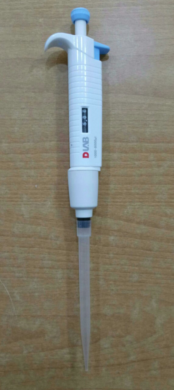 Dụng cụ hút mẫu Micropipette có hấp 1 kênh 1000-5000uL DLAB