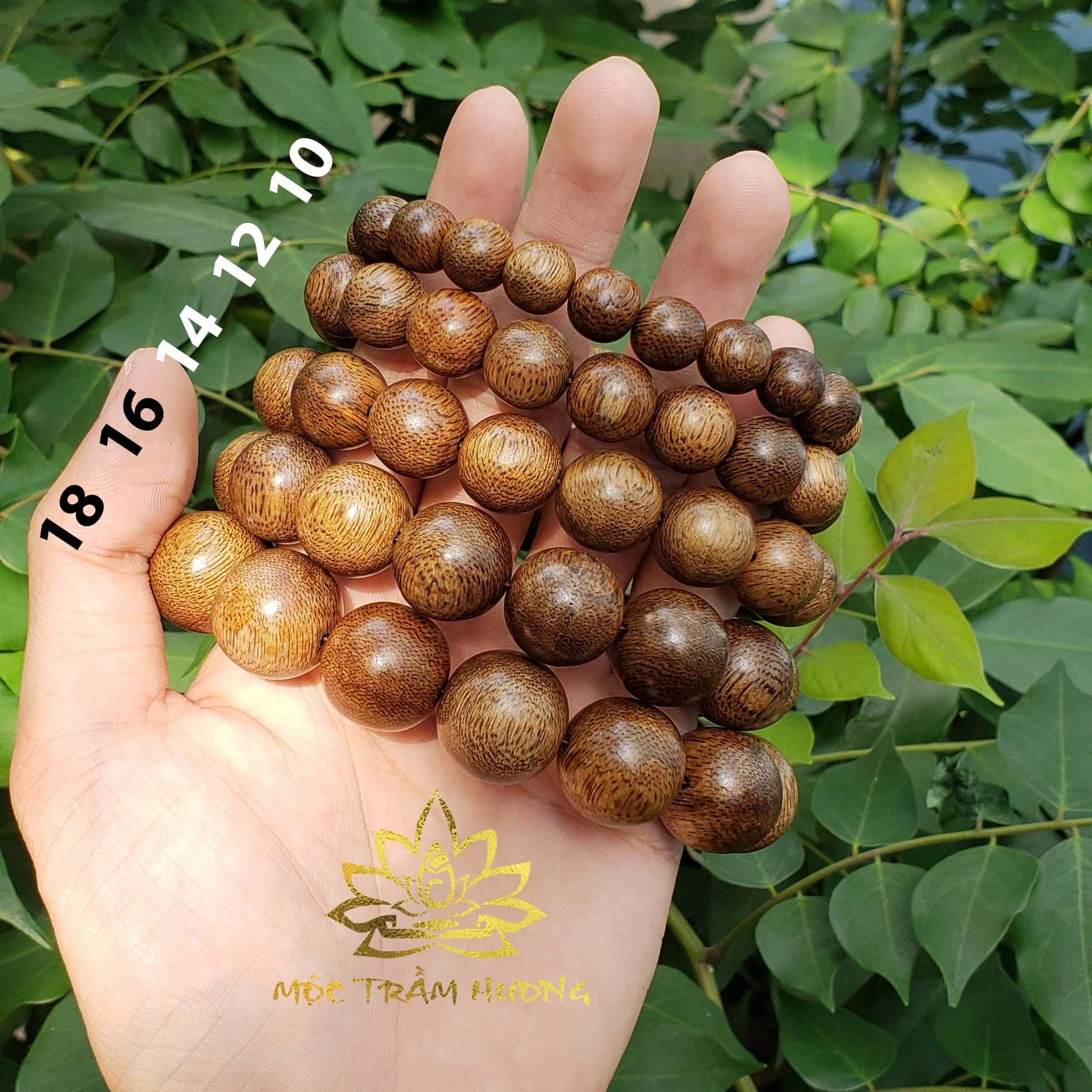 [HCM]Vòng Tay TRẦM HƯƠNG TỰ NHIÊN 100% Tròn Đơn Size Nam/Nữ (12 ly) Trầm Tốc Việt mang lại May Mắn & Tài Lộc (Tặng Lá Bồ Đề + Túi Đựng Vòng)