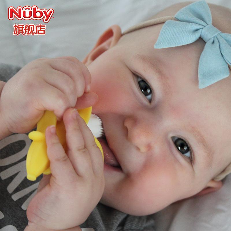 Ngậm nướu chuối Nuby