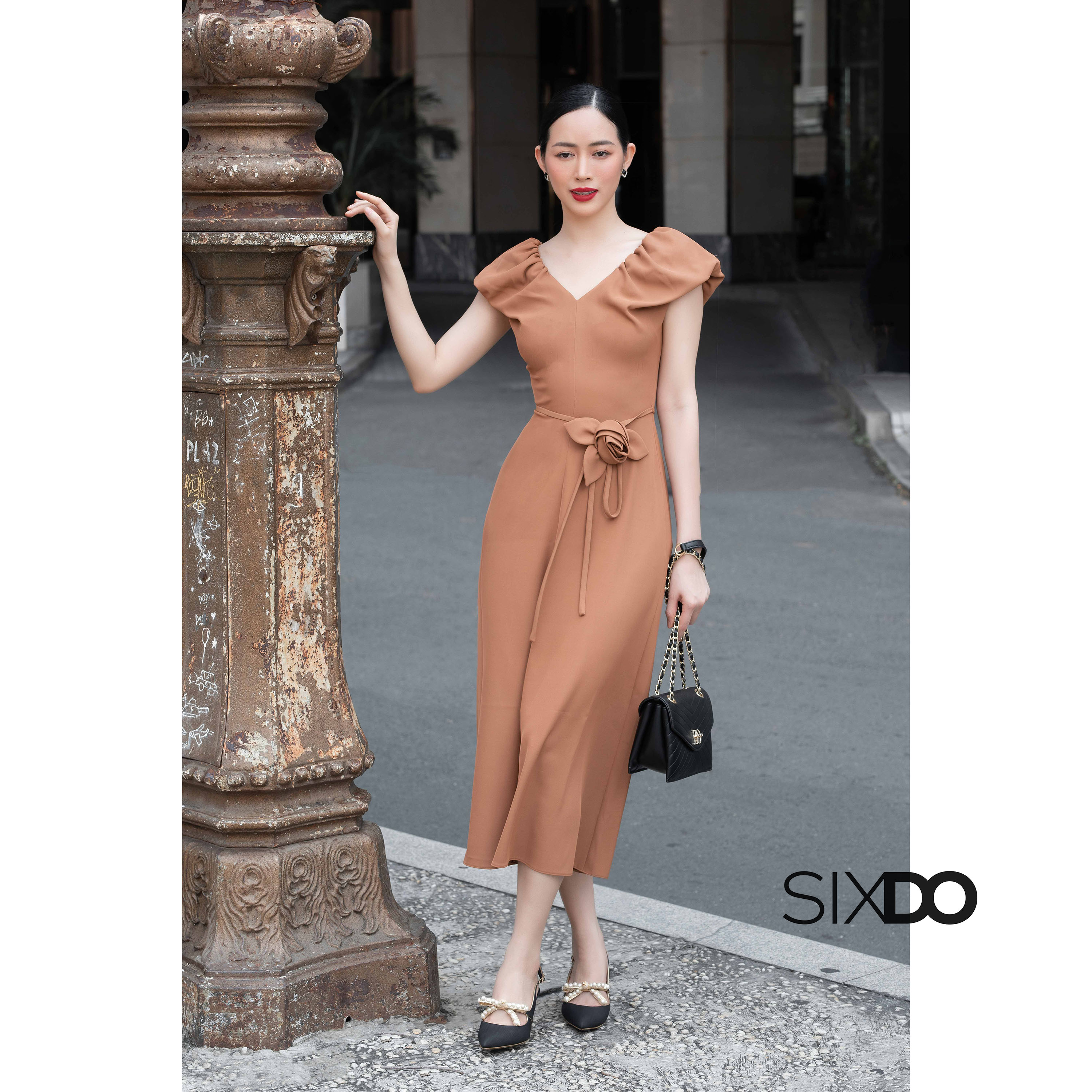 Đầm lụa nâu cổ V tay phồng SIXDO (Yellowish Brown Midi Silk Dress With Flower)