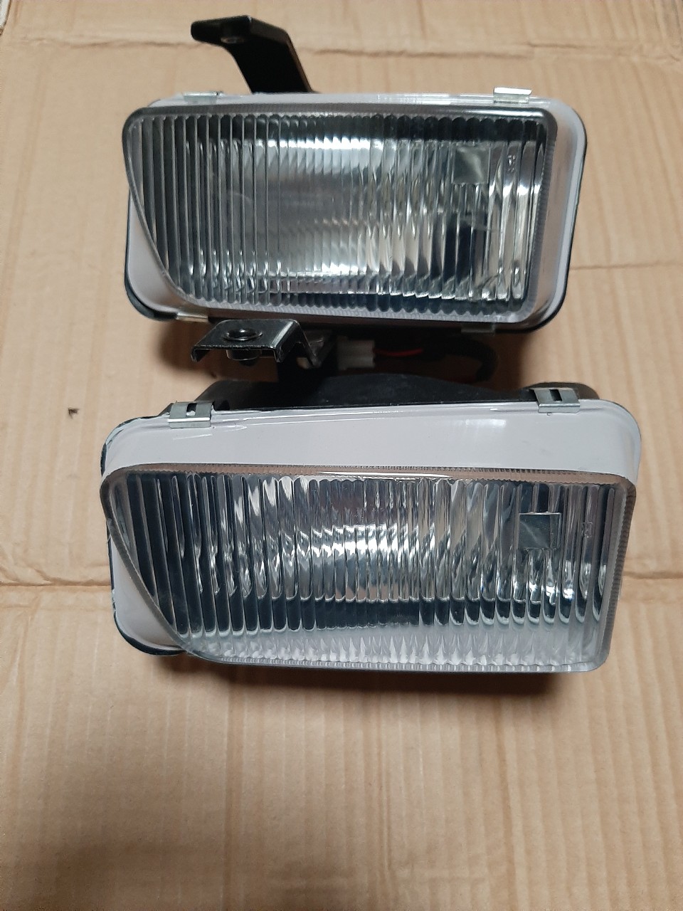 Đèn gầm xe tải Isuzu bên phụ/( bên lái)