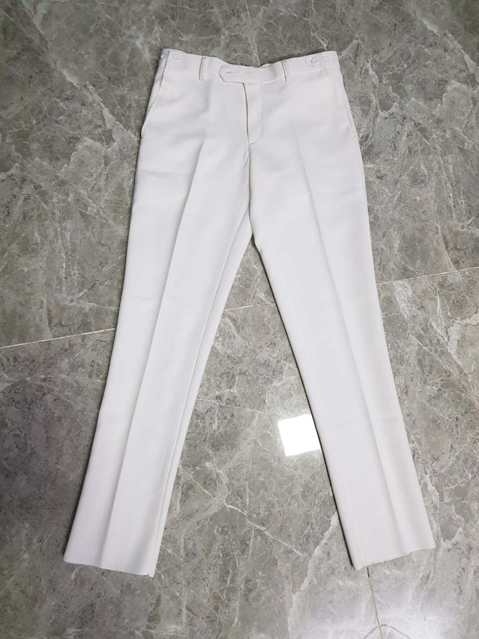 Quần tây nam form ôm body màu trắng slimfit có 3 nút lưng chỉnh rộng chật, xả lai quần