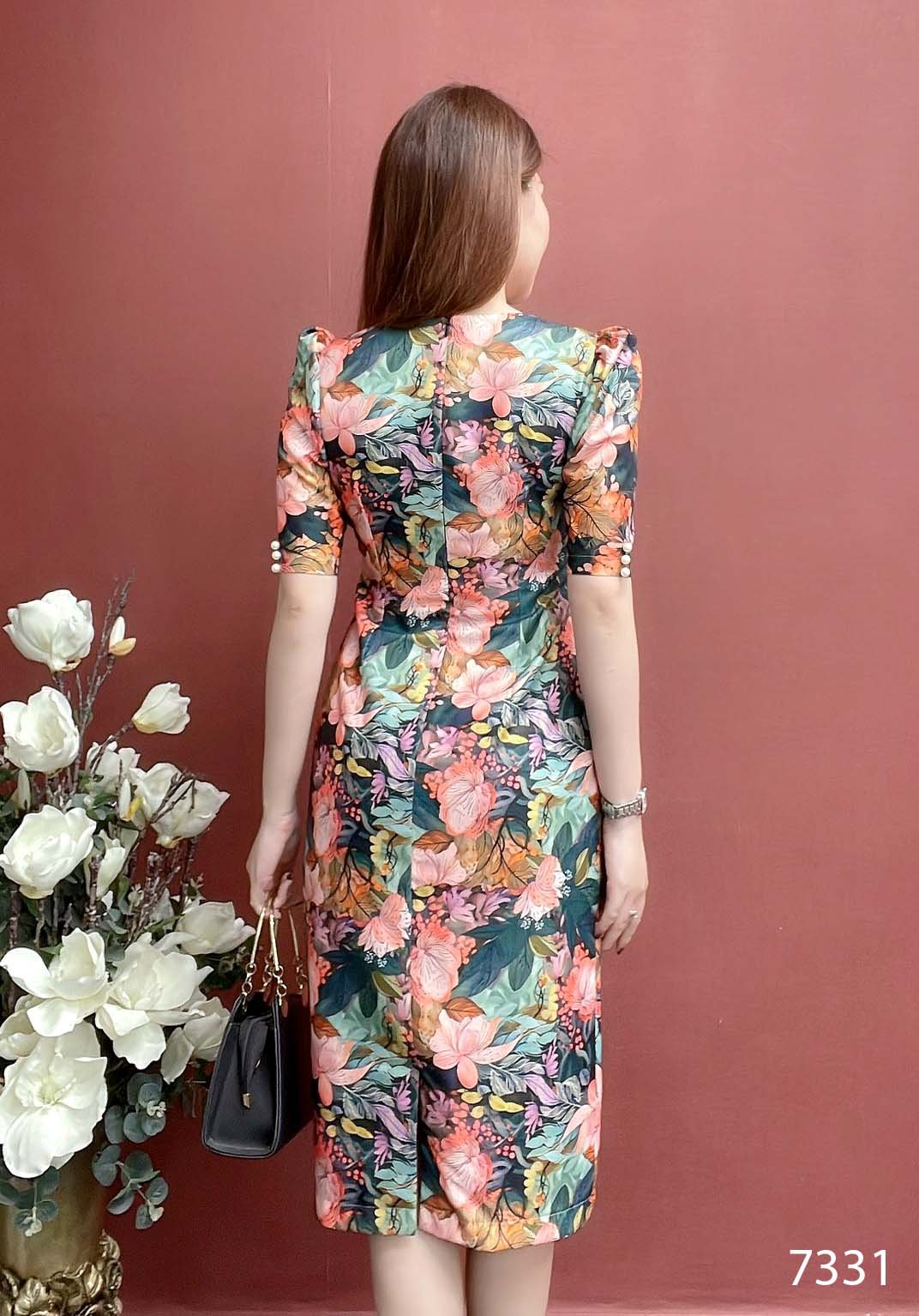 Đầm EMY EM7331 Suông Cổ Lục Giác