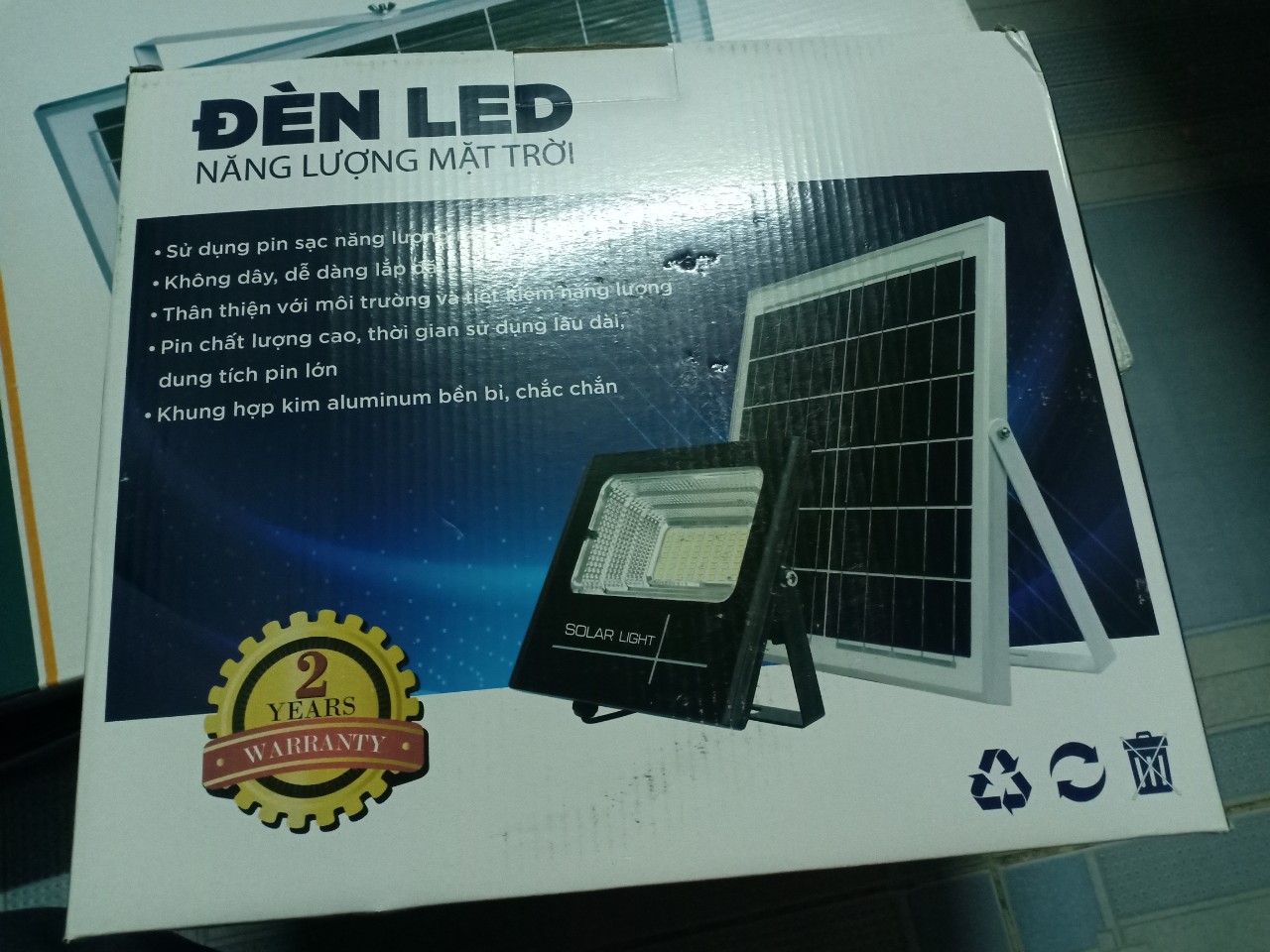 Đèn pha năng lượng mặt trời 100W