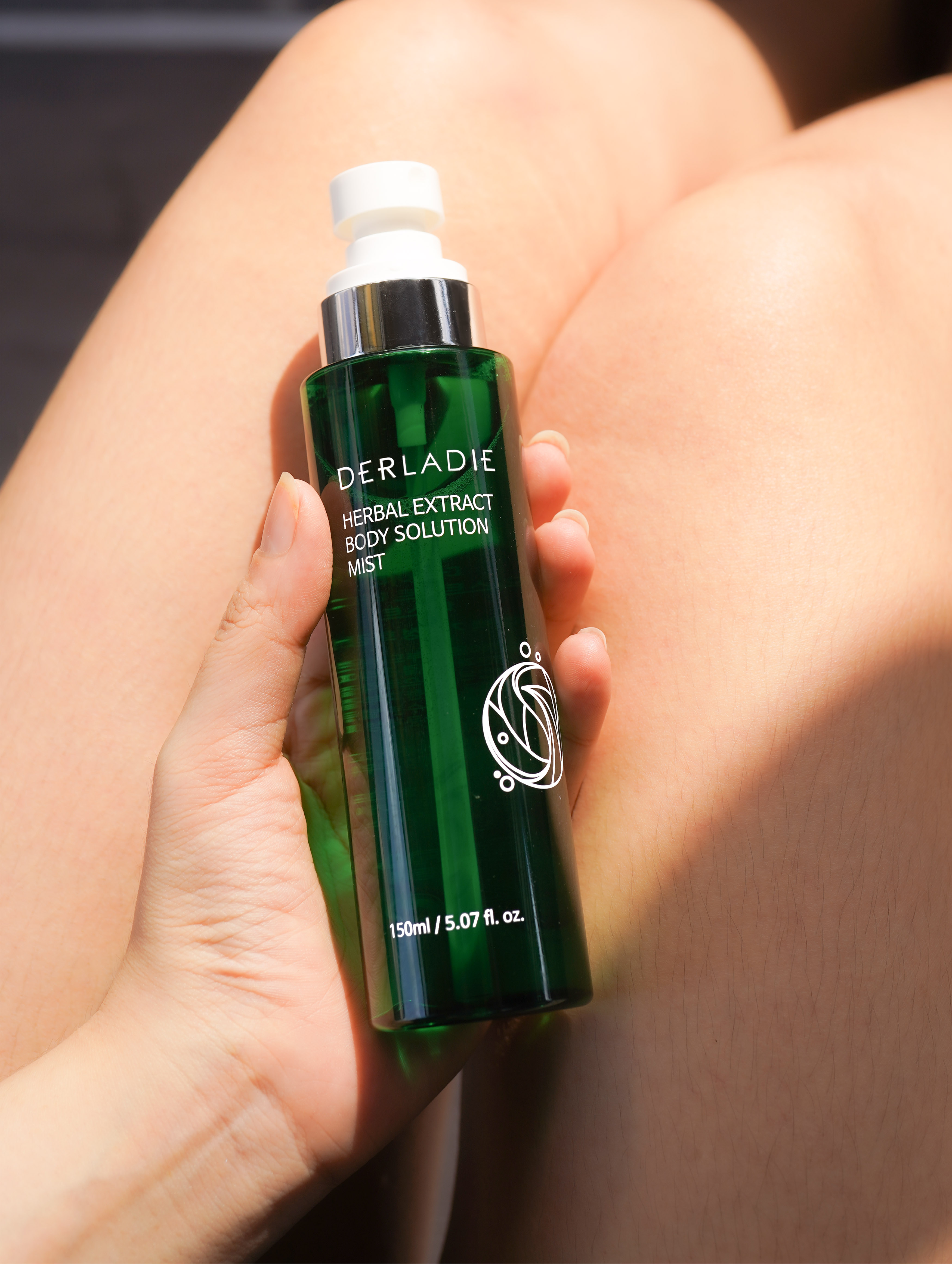 Xịt mụn lưng Derladie Herbal Extract Body Solution Mist 150ml