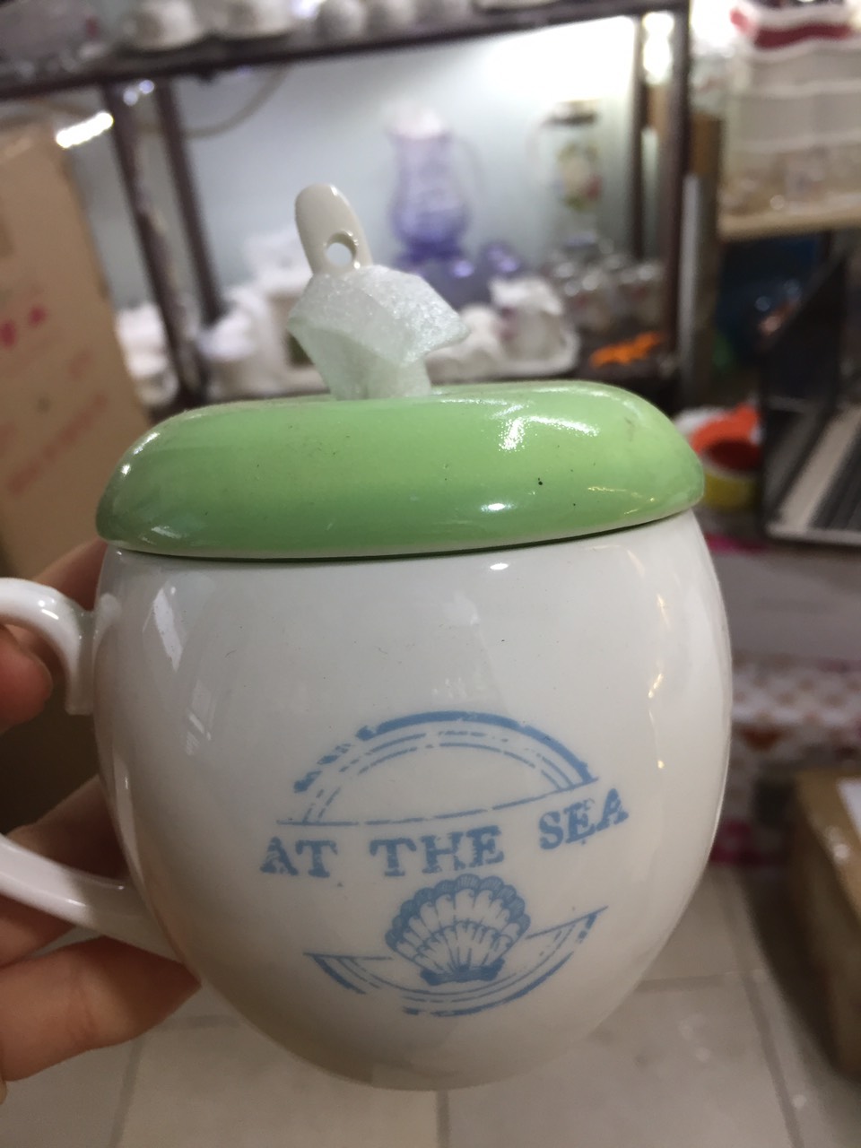 CỐC SỨ TÁO CÓ NẮP SỨ KÈM THÌA