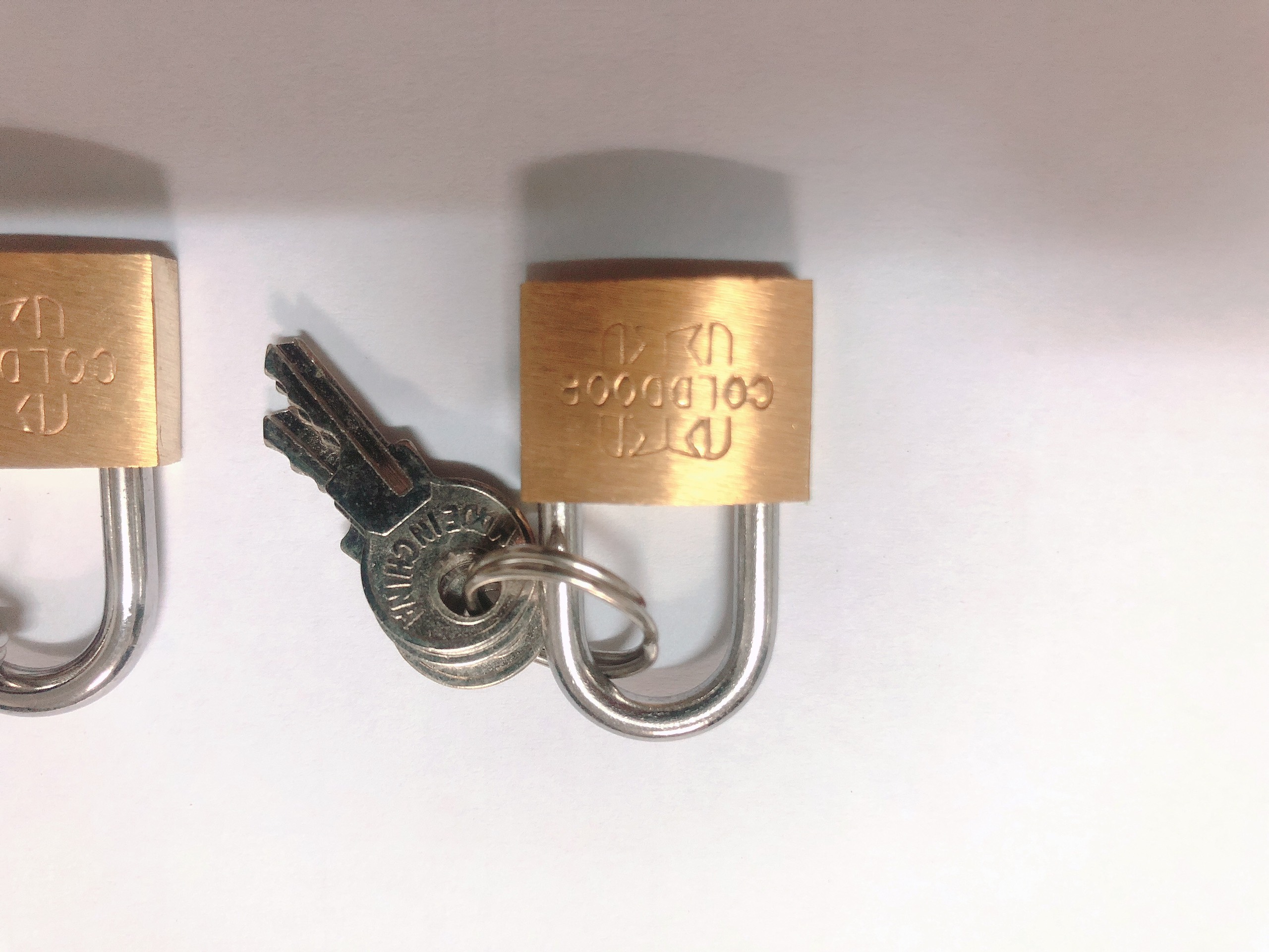 Khóa vali du lịch thau (đồng) mini được thiết kế tiện lợidễ sử dụnggiúp cho việc bảo quản tài sản và đồ dùng khi bạn đi du lịch hoặc đi hoặc mà cần dùng đến vali