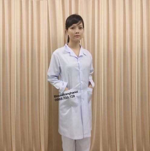 Áo blouse trắng dáng dài có cầu vai xanh cho bác sĩ, dược sĩ thực tập