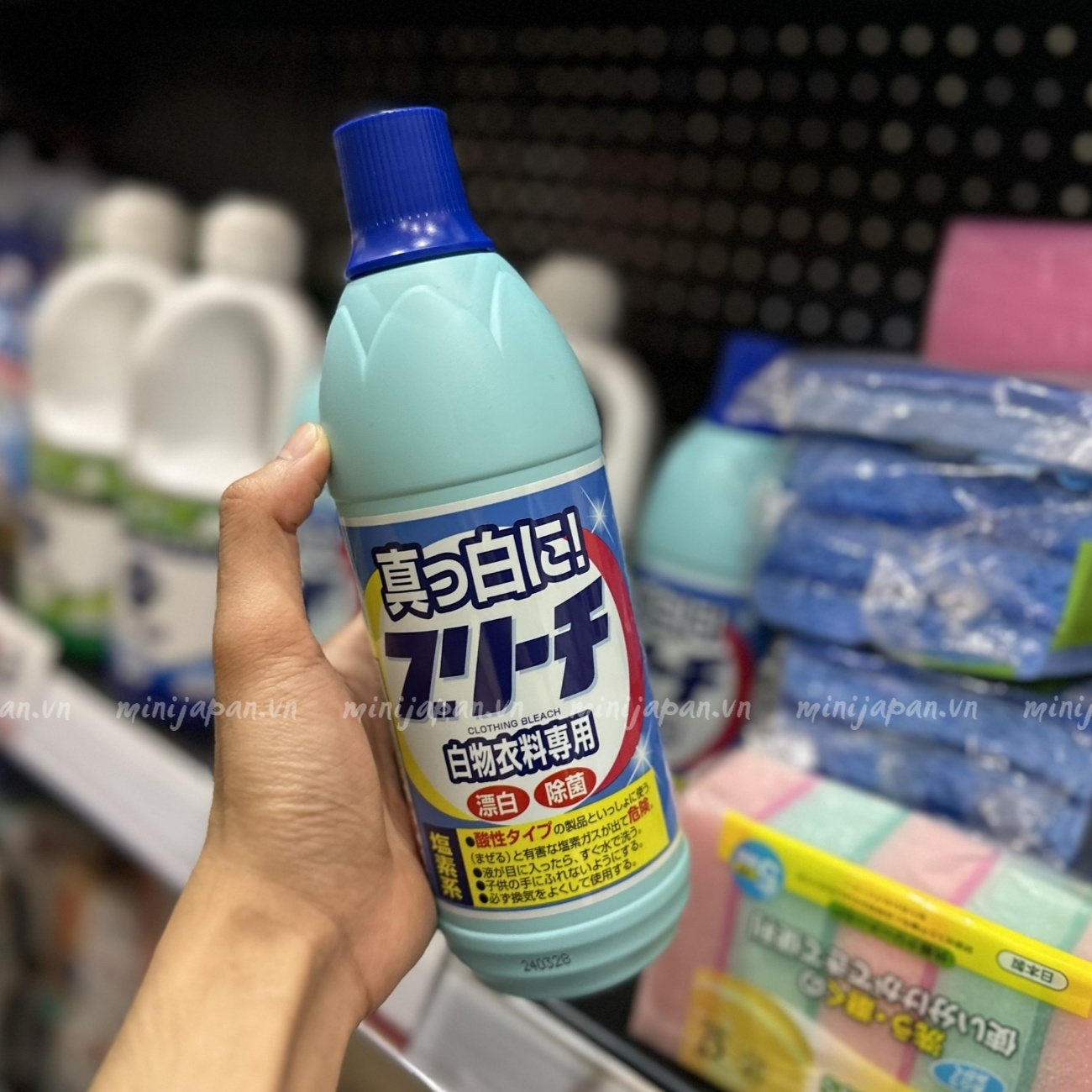 Nước tẩy trắng quần áo 600ml Rocket Nhật Bản