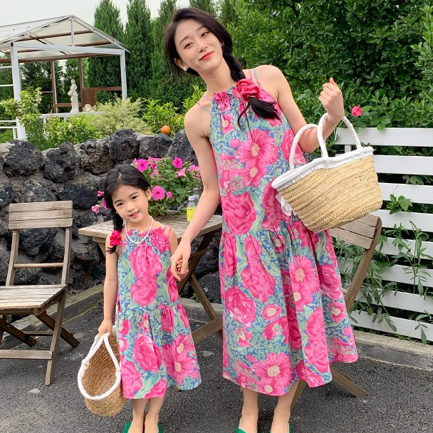 Váy maxi mẹ và bé gái cổ yếm đi biển