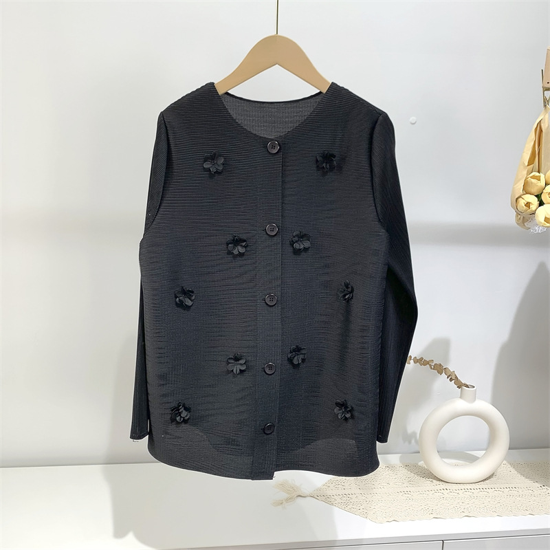 Elegant and beautiful applique floral round neck long sleeve spring shirt-55kg. Linh
