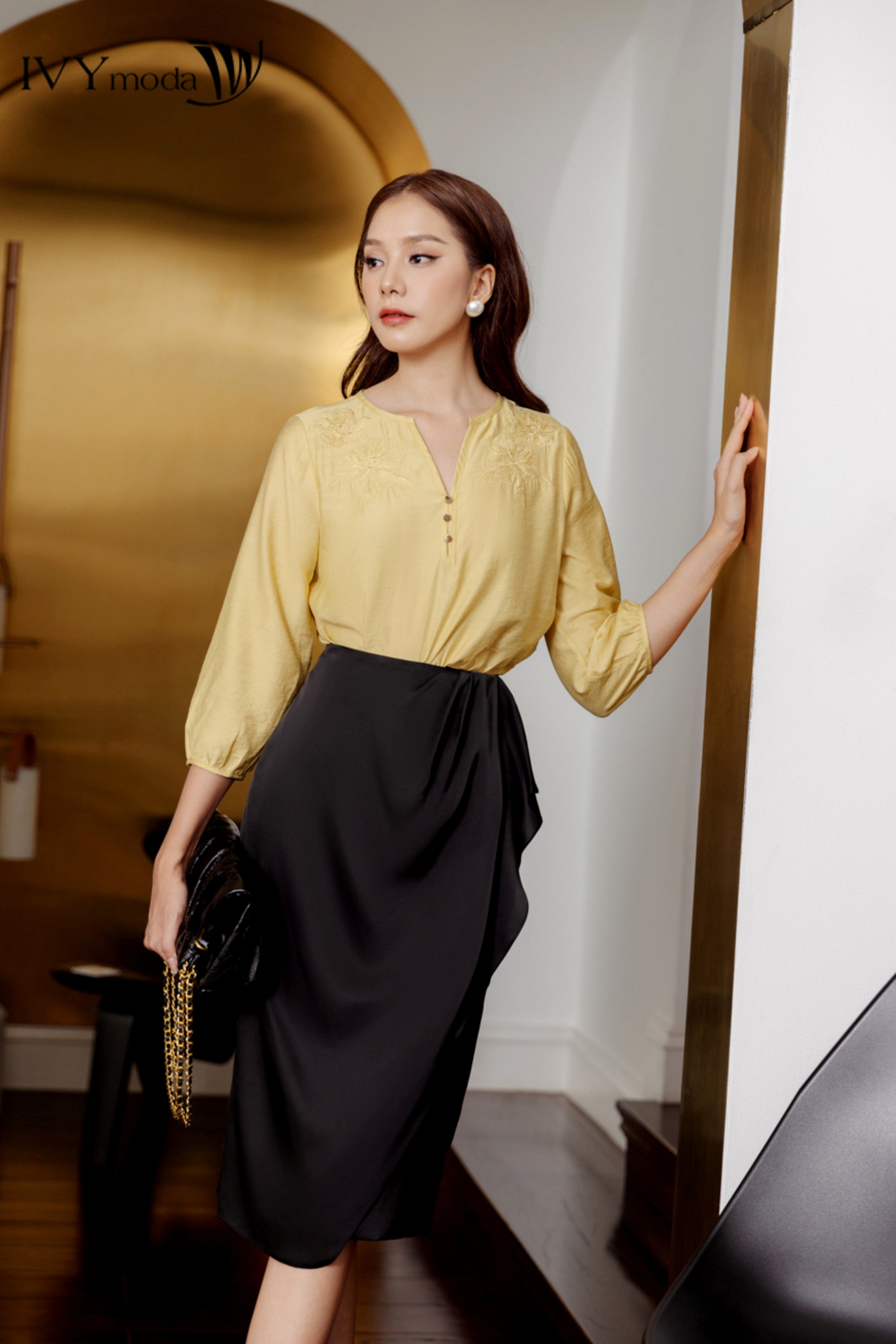 Áo kiểu cổ V phối khuy IVY moda MS 17M8246