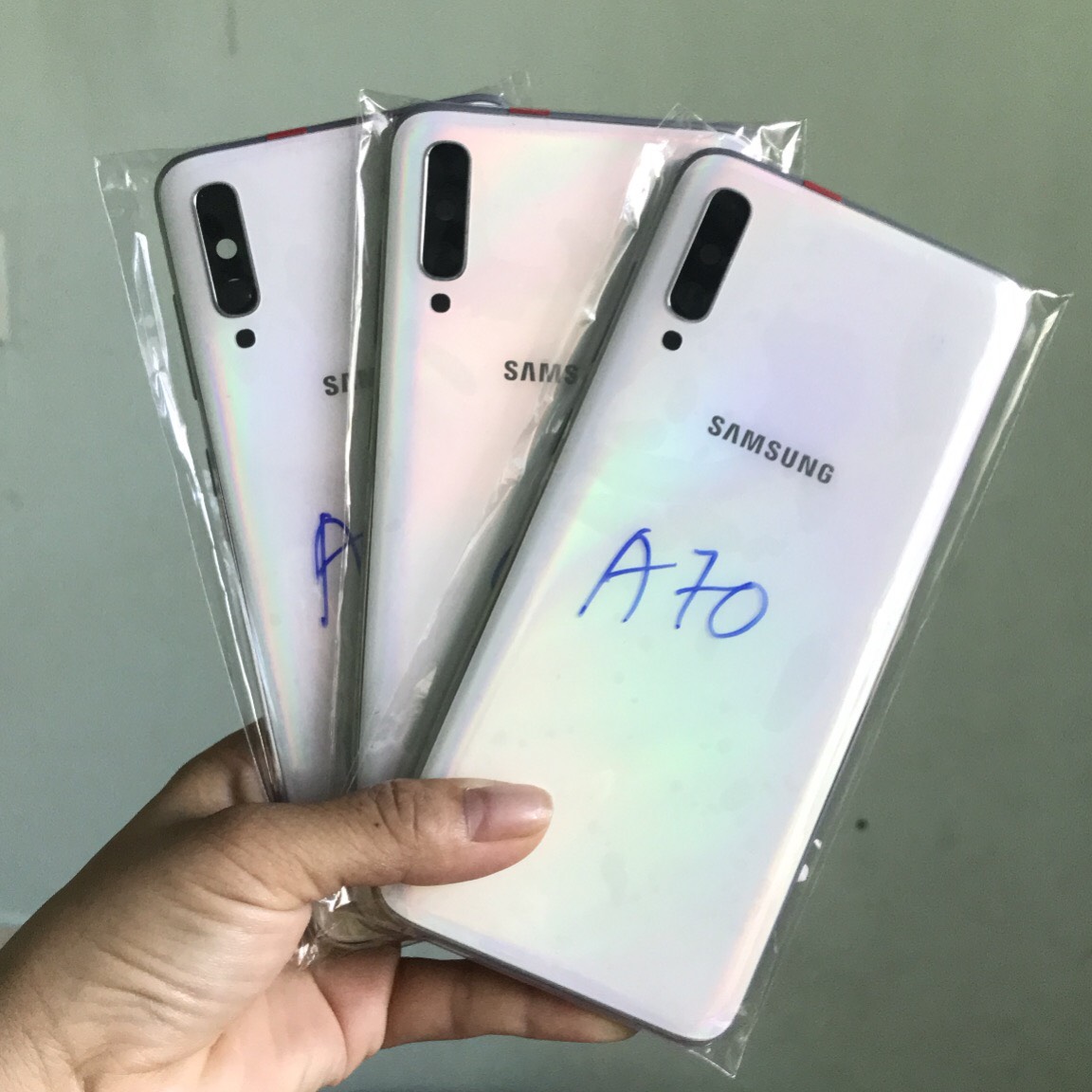 Bộ vỏ Samsung Galaxy A70 (kèm phím +kính camera)