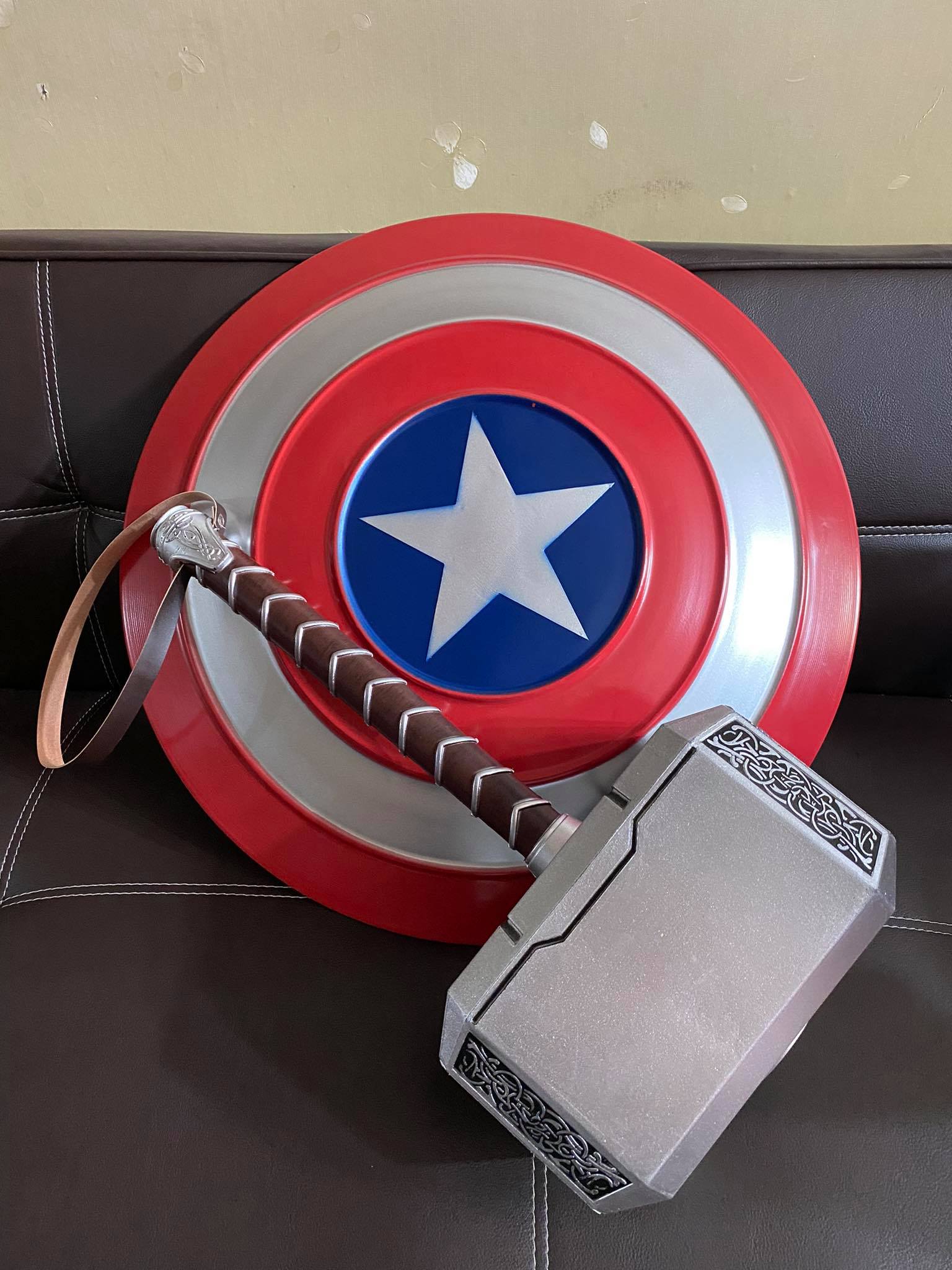 Mô hình figure marvel búa Thor tỉ lệ 1:1