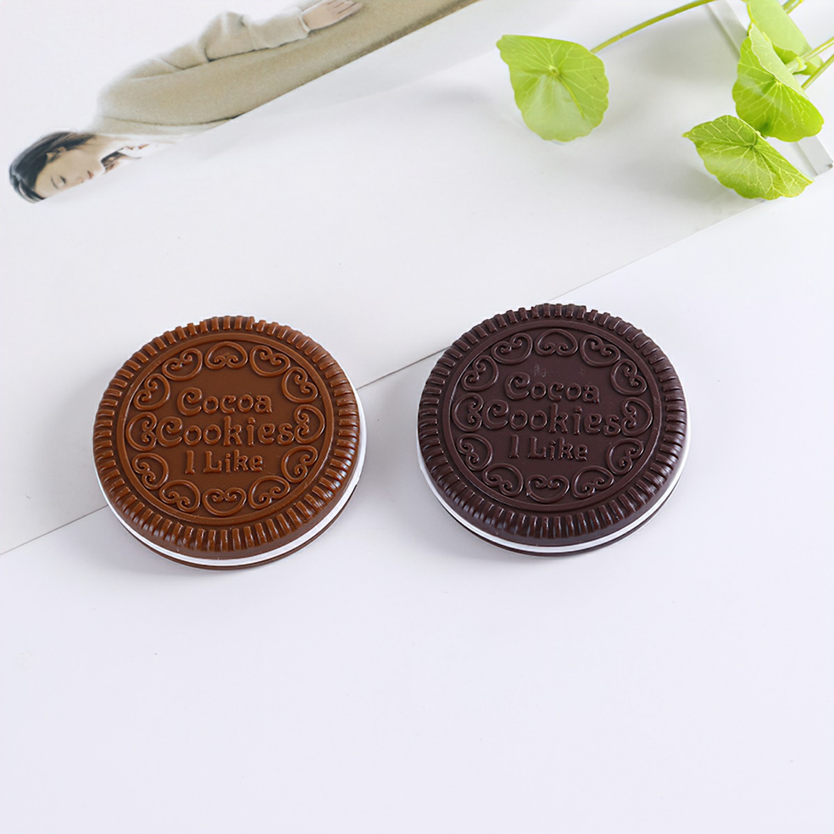 Mini cookie-shaped mirror set with comb