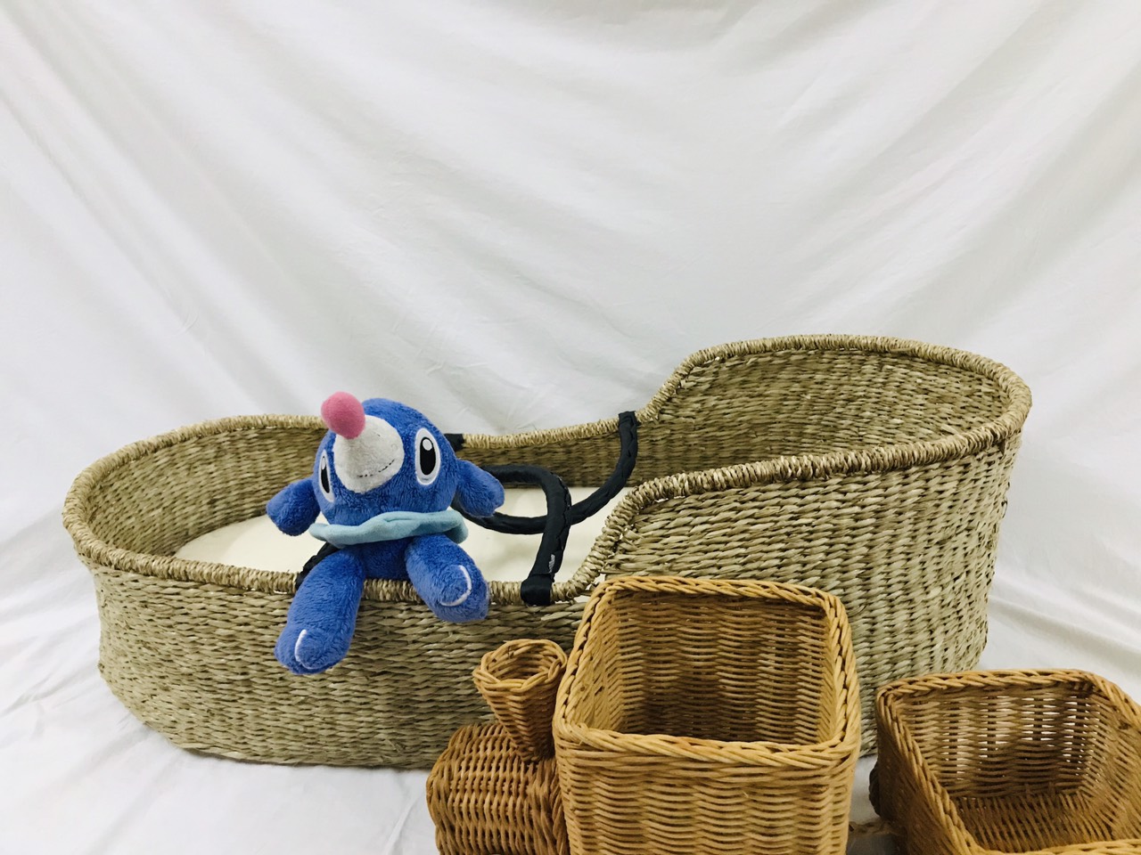 Nôi cói siêu xinh xắn dành cho em bé kích thước : Dài: 77 cm X Rộng: 42 cm X Cao 28 cm