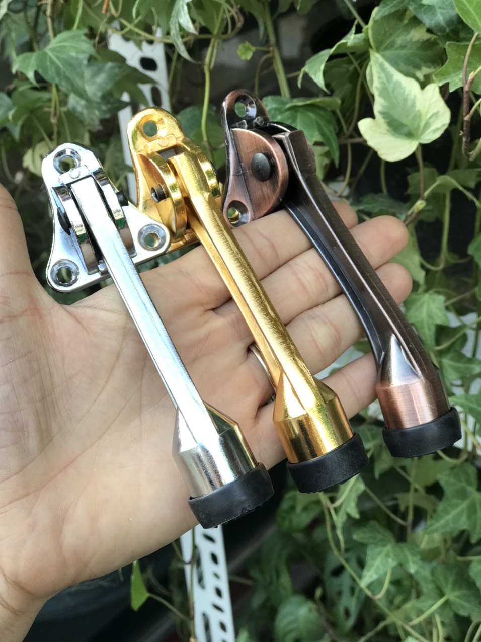 Chặn cửa móng ngựa chống gió va đập mạnh cho cửa gỗ, cửa nhôm, cửa sắt