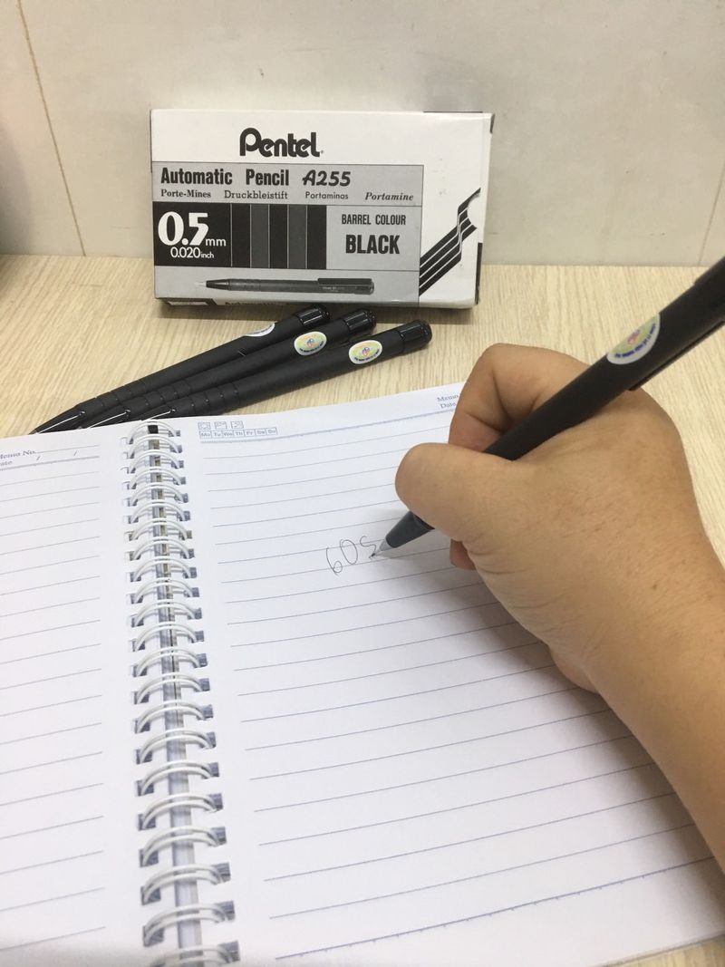 2 cây Bút Chì bấm Pentel A255 cực đẹp,sang,tiện dụng