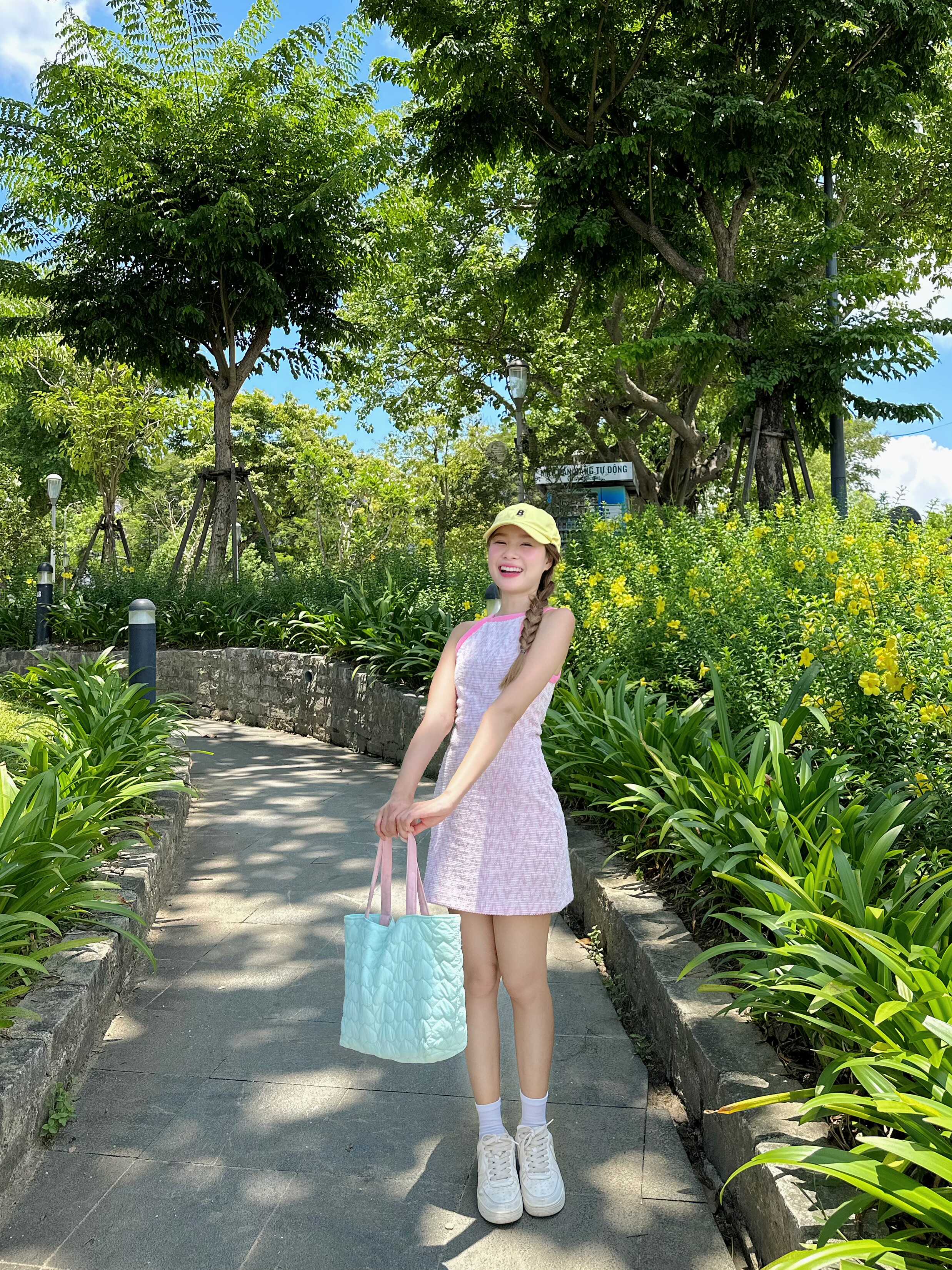 [Nhập LAZSOCIAL50K giảm 12% đơn 149K] Đầm thun cổ yếm basic phối viền 2 màu năng động | EISLYN DRESS | SECODEE