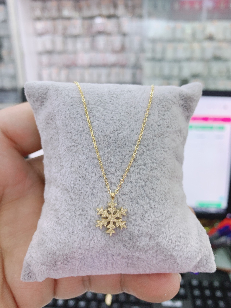 Dây Chuyền Titan Hoa Tuyết Vàng