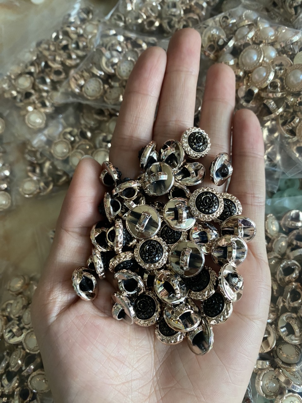 50 nút hoa đá đen lap lanh sang trong