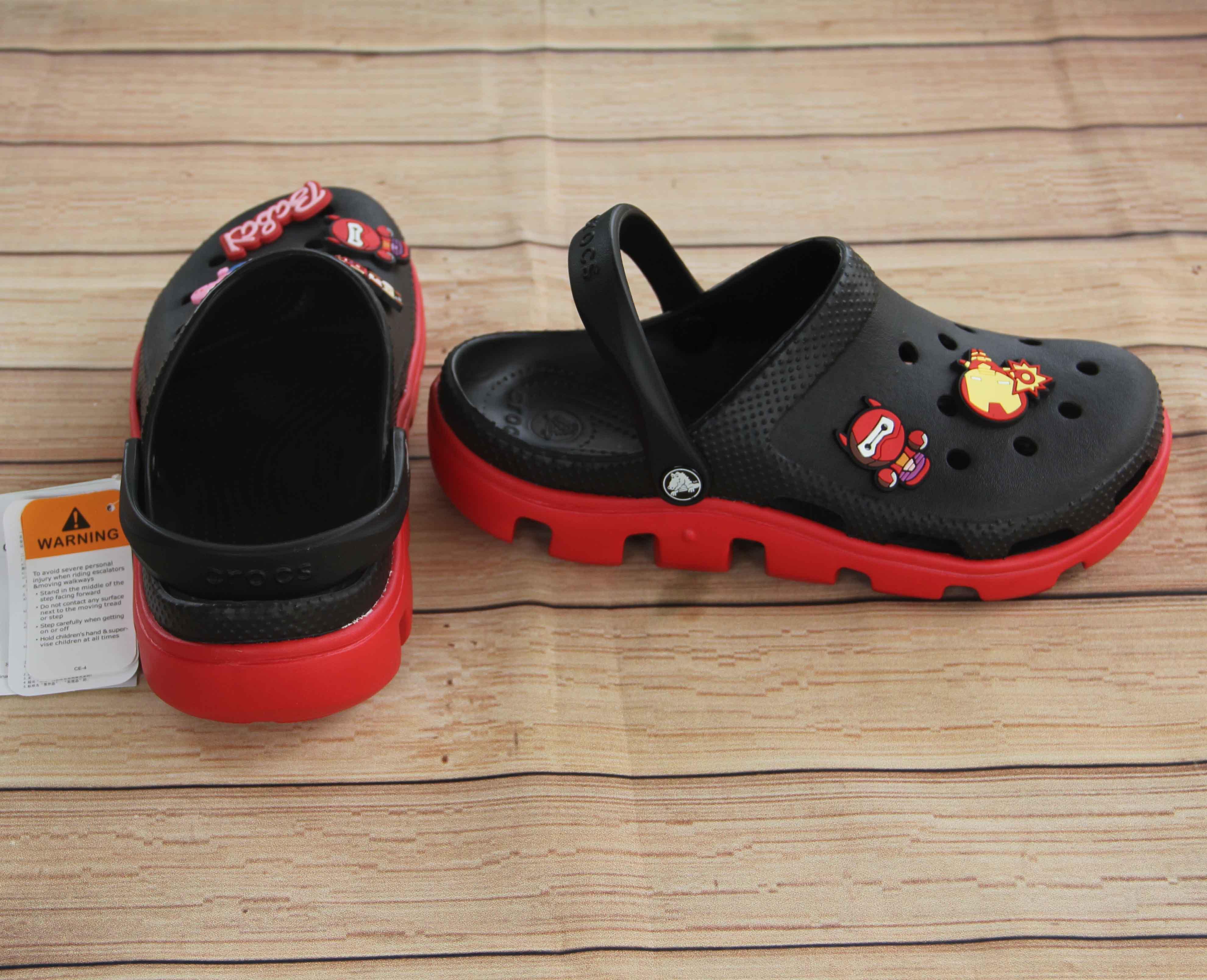 Sục Crocs Duet Sport đen đế đỏ cho cả nam và nữ