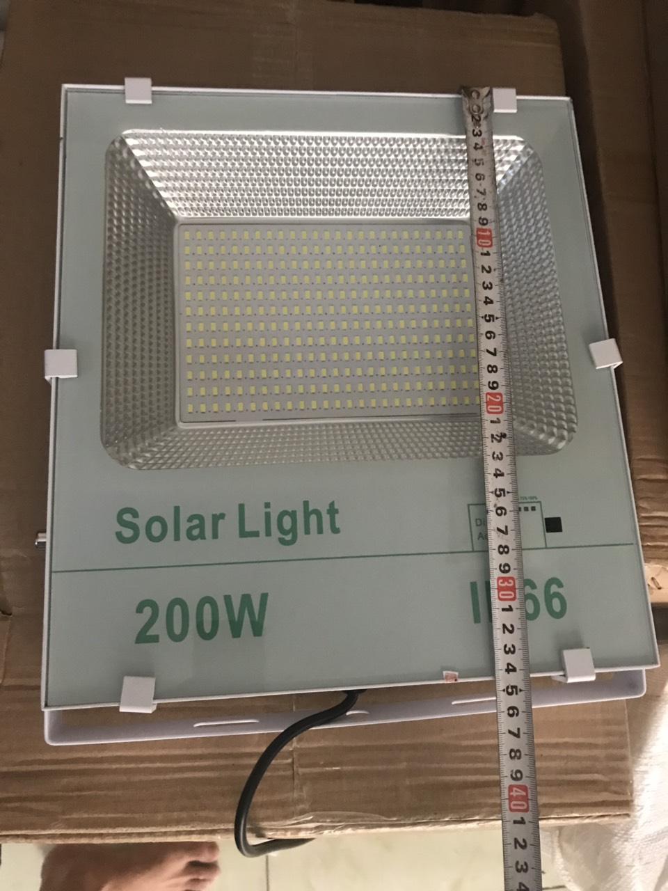 [HCM]Đèn pha năng lượng mặt trời 200W