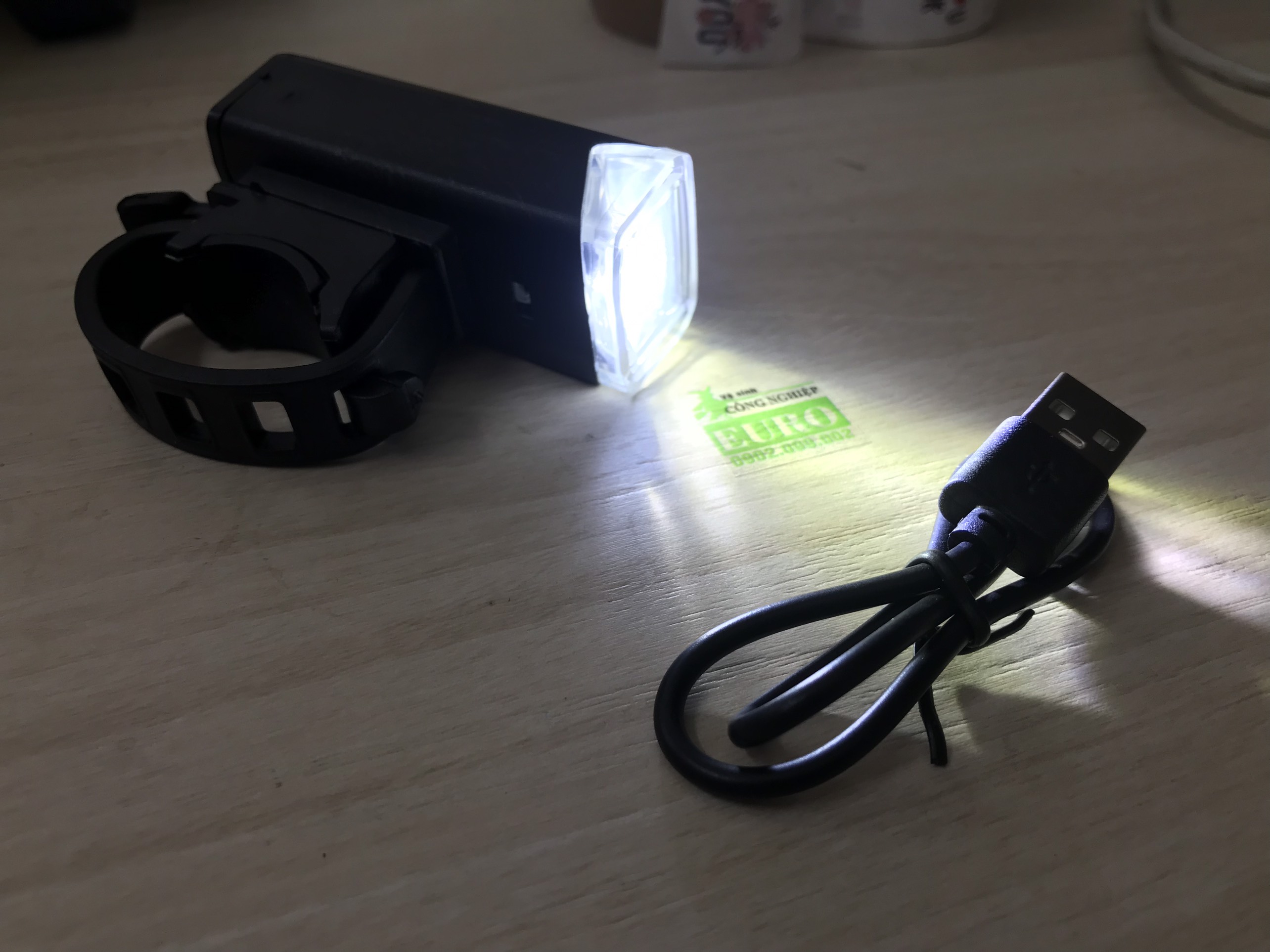 Đèn pin xe đạp chống nước sạc USB 3 chế độ sáng